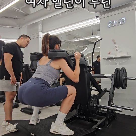 #힙운동 #힙운동루틴 
.
엉덩이 키우고싶은 여자 헬린이들 모여랏🍑
다하고 나면 엉덩이에 쥐나는 경험 가능🔥
.
1️⃣리버스브이스쿼트, 펜듈럼스쿼트
1세트당 8~10개
3~4세트 반복
📌중량은 본인 컨디션에 따라서 추가
✔️초보자의 경우 브이스쿼트는 무게없이도 하기 힘듦,,,
(안힘들다 싶으면 엉덩이를 끝까지 내렸다 올라오고있는지 확인👀)
✔️펜듈럼 스쿼트는 원판을 반대편에 걸어서 일부 무게를 상쇄시켜줘야 함
.
2️⃣힙쓰러스트
1세트당 10~12개
3~4세트 반복
📌와 들기 힘들다 싶은 정도의 무게
✔️하지만 들 수는 있는 무게
.
3️⃣링크아웃타이
1세트당 10~14개
3~4세트 반복
📌무겁지만 내 힘으로 밟아서 끝까지 내릴 수 있을 정도의 무게
✔️제자리로 돌아올 때 쿵하고 떨어지면 안 됨🙅‍♀️
.
#엉덩이운동 #여자하체운동 #헬린이 #하체운동루틴 #여자운동 #헬스장운동 #헬스장운동루틴 #엉덩이 #힙업운동