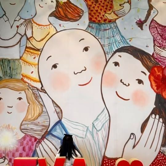 에바알머슨 부산전시🌊

보고 있으면 기분이 저절로 몽글몽글, 사랑스러운 작품으로가득한
스페인 작가 에바알머슨의 부산 특별전을 다녀왔어요

포토존 외 사진 촬영이 금지라서 관람에 집중할 수 있어 좋았고,
나자신과 주변 사람들에 대한 소중함을
다시금 생각해 볼 수 있어 의미 있었던 전시였어요 :)

행복을 그리는 화가 에바알머슨이 전달하는 
행복 바이러스 받으러 다녀오세요🫶🏻

▫️전시기간 23.9/22-24.3/24
▫️전시장소 부산 피아크 2,3F
▫️관람시간 10:00-19:00 / 매주 월요일 휴관

.
.
#에바알머슨전시 #에바알머슨 #에바알머슨전 #영도피아크 #부산전시 #부산전시회
