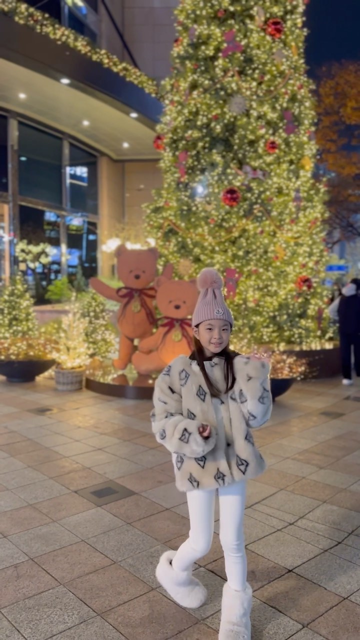 남편찬스아웃백쿠폰쓰고(정작아빠는출근🤣)
연서랑문구점쇼핑하고사이좋게탕후루데이트🍓

📍현대백화점 울산점

#큰일났다#트리에감흥을잃었다
#엄마가좋아하는코디#레깅스맛집