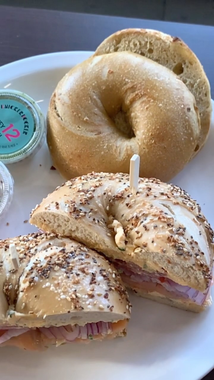 #협찬

송파베이글맛집 다녀왔어요
뉴욕베이글 정통방식 고수로 베이글의 🥯뛰어난 맛과 품질을 그대로 느낄수 있는 니커버커!!❤️❤️

노 콜레스테롤, 노 포화지방, 노 트랜스지방으로 소화가 잘되는 건강식 베이글로

니커버커의 메뉴는 뉴욕 본토 매장의 메뉴를 그대로 가져왔다고 해요..

크림치즈 역시 그대로 재현해서 일반크림치즈와 달리 조금 더 고급스러움이 느껴집니다.

특히 연어와 크림치즈, 토마토, 양파, 케이퍼로 구성되어 있는 록셔리(Loxury) 훈제연어 베이글 샌드위치는 니커버커의 대표 시그니처 메뉴라 주문하지 않을수 없었어요 

연어 좋아하는 저에게 딱인거 있죠

거기에 
크림치즈, 베이글을 커스텀 할 수 있는 다양한 메뉴를 즐길수 있으니 
송리단길 맛집 찾는분들 니커버커 베이글 맛집 방문해보세요

 #송파맛집 #송리단길맛집 #송리단길베이글 #서울3대베이글 #니커버커 #베이글맛집 #베이글맛집추천 #송리단길맛집추천