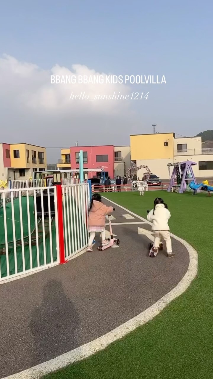 좋은기회로 다녀온 #빵빵키즈풀빌라1호점 이에요😊

저희가 묵은 독채 1호는 120평으로 
어른 6명 아이 5명 묵기에 충분했어요!! 👍🏻

✔️방3개, 화장실3개, 1층은 키즈카페 수준의 실내놀이터,
넓은 실내 수영장, 단체 가능 주방공간, 2층 별도 거실 까지! 

✔️야외공간에는 꼬마기차,전동차, 그네바이킹 등등!!
아이들이 좋아하는 놀이기구는 다-!! 있네요! 
(하절기에는 야외수영장 이용도 가능해요😊) 

✔️#웰컴간식 #조식서비스 도 있어서 
아이동반 여행의 퀄리티가 상승합니다💪🏻❤️

주차공간도 충분하고 
사장님, 직원분들 모두 친절하셔서 기분좋게 1박2일 보냈습니다. 

#빵빵키즈풀빌라 는 한번 더 기회 만들어서 
꼭 가도 싶은 곳이에요~ 

룸 타입은 인원별로 다양하니까 
아이와 함께 #대부도여행 가실 때 꼭 한번 계획해보세요! 😁

Thanks to @bkimsu @bbangbbang_kids 

#아이랑갈만한곳 #키즈풀빌라 #아이랑여행 #키즈펜션 #단체풀빌라 #아기랑여행 #아이랑숙소 #대부도풀빌라 #안산키즈풀빌라 #아이랑여행 #빵빵키즈풀빌라펜션 #숙박이벤트당첨