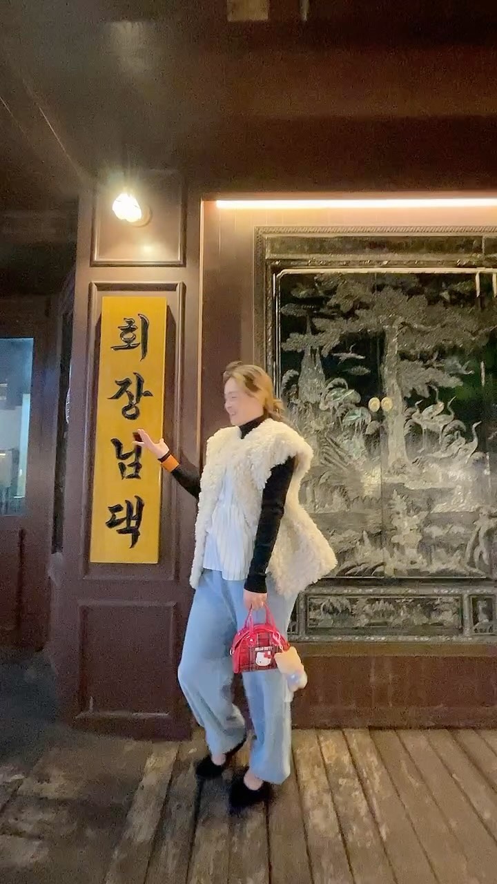회장집댁 앞에서 슬릭백🤦🏼‍♀️
헛둘셋넷🤣🤣🤣

사모님 여기서 지금 이러시면 안됩니다…

입모양은 왜 그류..
발목나간 이유가 슬릭백땜❔

아직 맴은 제주도💜

술 적당히 마시기 크핫핫
그날 이자카야 생각나네
따뜻한 사케와 안주🙃

#아직맘은제주도
#회장님댁앞
#슬릭백춤
#초전도체춤
#제주도밤에가볼만한곳
#제주여행
#릴스댄스
#릴스챌린지
#릴스중독초기
