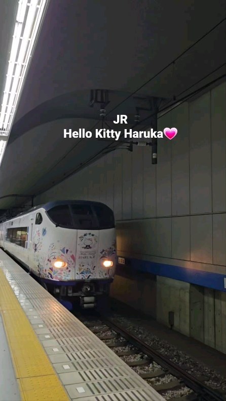 귀여운 헬로 키티 하루카🚈
마음이 몽글몽글해지는 창밖 뷰🖼 🌇 
간사이 공항에서 교토나 오사카 갈 때 꼭 타보세요!