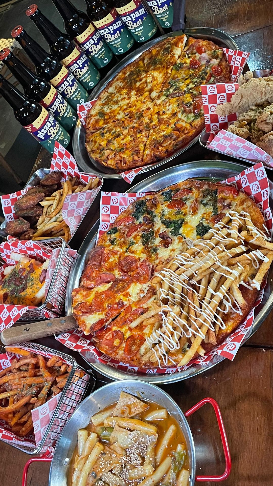 피자팜비어 범어본점 🍕

연말분위기 내기에 딱! 크리스마스 분위기에도 찰떡 🎄
피자맛좋고 훈남쉐프님 미모좋고! 두말하면 입아프다,
치킨은 치킨 전문점못지않게 흡사 김풍철아져씨집 크리스피맛에
떡볶이도 ㅅㅈ떡볶이 못지않다! 이건 뭐 아름답게 입장했다가
네발로 나가고싶은 마음 절로 들법한 애주가들의 안주천국 아닌가
싶을정도로 피쏘맥 간절하다 🙏,, 헌데 없는것도 없다! 피쏘맥 쌉가능한 매장이니 맘 단디먹구 갈것! ♥️♥️ 특히나 피자 꼬다리 매번 치즈크러스트 추가해서 먹어도 냄길판이엿는데 요기 피자는 도우전체가 치즈와 갖가지 토핑들로 그득하다 👍 쟈 연말 즐기러 가보쟈 준비댔나 👆🏻

#대구피자맛집 #피자팜비어 #낮술의성지 #대구낮술 
#대구데이트코스 #대구연말모임 #대구크리스마스 #대구모임장소 #범어동맛집 #수성구맛집 #범어동피자 #수성구피자 #먹팔 #맞팔 #좋반 #소통 #공유 #좋아요 #먹스타그램 #맛스타그램 #술스타그램