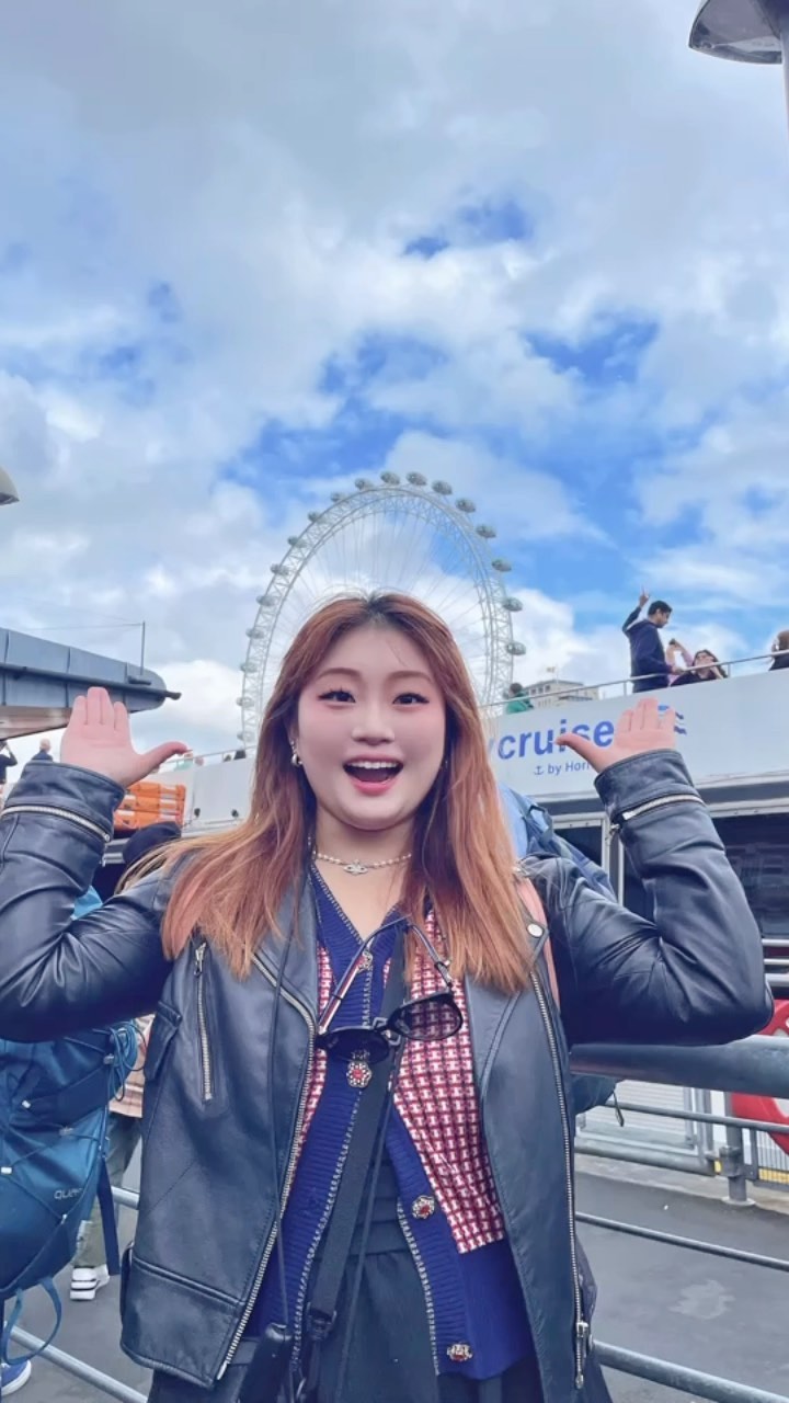 #뮤젤_영국 #Thamesriver 🇬🇧
런던 템즈강 시티크루즈는 런던 중심부를 통과하는 관광 유람선!
템즈강을 따라 런던의 대표 랜드마크인 세인트 폴 대성당, 
타워 브리지, 런던 아이 등을 한눈에 담을 수 있었어요! 

🇬🇧 저는 Westminister pier에서 탑승했어요! 
탑승가능한 장소가  웨스트민스터 부두(Westminster Pier)/
런던 아이 부두(London Eye Pier) 등등 몇몇 장소가 있는데요
웨스트민스터 사원과 영국 국회의사당 빅벤 근처 부두라서 
사람은 되게 많았지만 명소를 보고 탑승할 수 있어 굿!👍

✨운임시간: 10:00 ~ 18:10
✨배차간격: 웨스트민스터 부두와 그리니치 부두에서 
40분 간격으로 배차

⬇️ 크루즈 200% 즐기는팁! ⬇️
▫️크루즈에 보통 앉아있는데, 한번 일어나보세요! 
난간을 안전하게 잘 잡고 서서 보면 🇬🇧 런던이 한 눈에 들어와서 정말 환상적이에요!👀
▫️템즈강 시티크루즈에 선장님께서 장소에 대해 중간중간 설명을 해주세요! 잘 듣고 있으면 더 많이 알고 더 많이 즐길 수 있어요! 

📎 한줄 인사이트 : 런던 템즈강 디너 크루즈도 있다고해요! 런던아이와 저녁의 조명의 조화가 환상적인 야경을 이룰 것 같아요! 나중에 시간되면 디너 크루즈도 즐겨보고 싶네요! 

#london #england #영국 #영국여행 #여행 #여행스타그램 #릴스 #여행영상 #travel #vlog