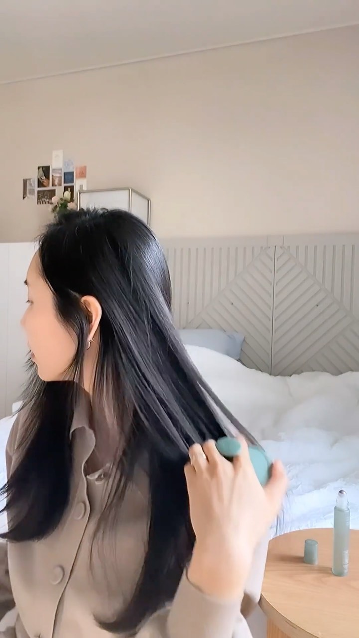 #협찬 @mintree_official

두피 건강! 365일 중요하지만 겨울철 두피는 더욱 신경 쓰고 있어요:) 난방과 히터 덕분에 건조한 두피와 정전기, 머리끝 갈라짐이 더 심하기에 두피 스케일링을 꼭 해주는 것이 좋은데요! 민트리 앰플과 두피마사져로 관리해주니 영양 가득한 두피와 촉촉한 머릿결로 더욱 건강해졌어요! 

특히 머리 빠짐이 확실이 줄어서 마음에 드는데요, 눈썹이나 헤어라인에도 사용할 수 있어서 the the 좋아요😁

휴대하기 좋은 싸이즈로 언제 어디서나! 민트리 듀오로 겨울철 두피 건강 챙기세요😊
-

#민트리 #민트리두피앰플 #민트리마사져 #두피앰플 #탈모앰플 #민트리앰플 #셀프두피케어 #두피가려움 #두피에센스 #두피토닉 #두피영양제 #두피브러쉬