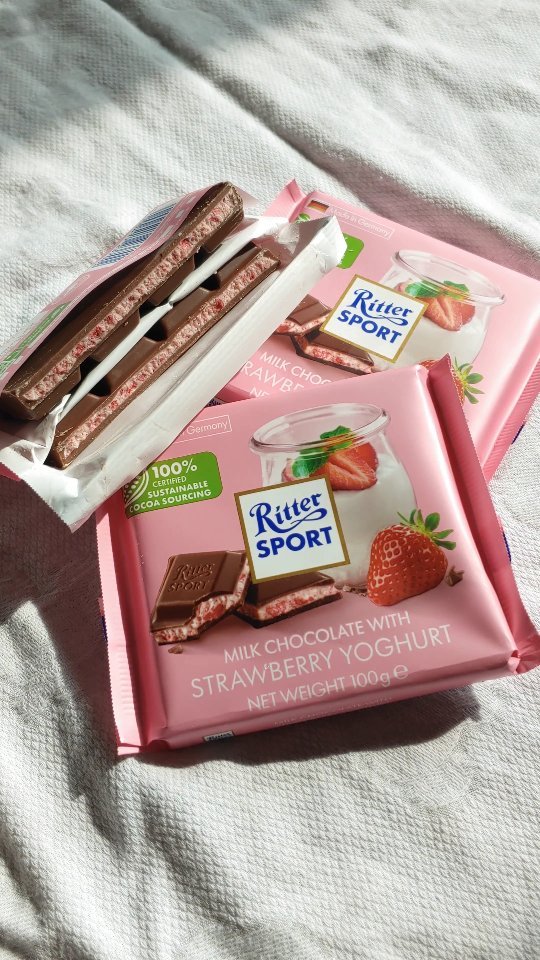 #제품제공 Ritter SPORT 초콜릿🍓

스냅오픈 챌린지를 위해서 제공받아 스냅오픈 챌린지 참여 영상을 찍어봤어요!!

리터스포트 초콜릿은 뒷면으로 뒤집어서 톡 부러뜨리면 열 수 있어서 완전 간단하게 뜯을 수 있고 재미도 있었어요!!

제가 이번에 제공받는 제품은 딸기 요거트 맛인데 속에 딸기 알갱이가 동결건조 느낌으로 바삭하게 들어있어서 상큼 달콤하고 너무 맛있었어요😍

역시 리터스포트 초콜릿은 넘 맛있죠👍👍

그냥 초콜릿을 좋아하기도 하지만 맛있는 초콜릿은 더 좋아요!♥♥

요즘 벌써 크리스마스 분위기가 나는 것 같아서 크리스마스 노래로 입혀서 릴스 만들었어요 ㅎㅎ
.
.
.
.
.
.
.
#리터스포트 #리터스포트초콜릿 #rittersport #rittersportchocolate #초콜릿 #스냅오픈 #chocolate #초콜릿추천 #딸기초콜릿 #딸기요거트초콜릿 #요거트초콜릿 #strawberryyougurtchocolate #strawberry #strawberrychocolate #strawberryyogurt