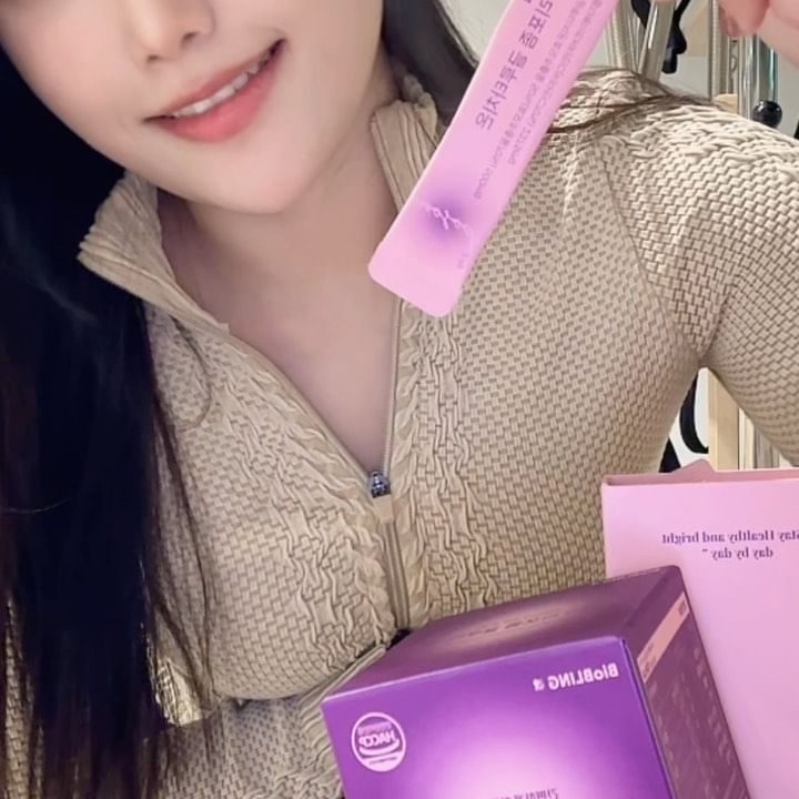 #협찬 @biobling_official

두 박스째 먹고 있는 바이오블링 글루타치온 🤍
운동과 함께 챙겨주면 시너지 효과가 더욱 뛰어나겠죠?

요즘 핫한 이너뷰티템이라 이미 알고 계실수도~?
바이오블링 글루타치온은 리포좀 제형 기술을 적용해
흡수율을 높인 건강 보조 식품이랍니다 (」°ロ°)」

⭐글루타치온은 글리신과 글루탐산, 시스테인이라는
아미노산이 구성되어 단백질로 신체에서 강력하게
항산화 역활을 해내게끔 도와주는데요⭐

글루타치온은 남녀노소 필수 영양제죠!
피부 미용, 항산화, 인지력 유지, 간기능, 노화 늦춤 등
다양한 도움을 받을 수 있어 현대판 불로초라는
별칭이 있는 필수 영양제 랍니다🙌🏻🙌🏻

▶️HACCP 인증은 기본이고
프리미엄 원산지에서 수입한 원료를 사용
▶️국내 30년 이상의 노하우를 지닌 약사, 한의사가
함께 만들어 최적의 시너지로 배합하여 제조!
믿고 먹을 수 있는 바이오블링 리포좀 글루타치온~👍🏻

✔️✔️✔️✔️

비타민 C(순도 70%)
글루타치온(순도 50%)
피쉬콜라겐 / 초저분자 300DA
밀크씨슬 / 실리마린 130 mg
비타민 E / 하루섭취량 110%
17종 혼합 유산균 / 10억 유산균
산화아연 / 하루섭취량 85%
비타민 B1,2,6,12 / 하루섭취량 100% 이상

#워니유 #바이오블링 #리포좀 #뷰티인워니유 #글루타치온 #리포조말 #운동하는여자 #백옥C글루타치온 #고함량 #이너뷰티 #항산화 #글루타치온추천 #영양제추천 #부모님영양관리 #콜라겐 #밀크씨슬 #필수영양제 #피부미용 #비타민C #부모님선물