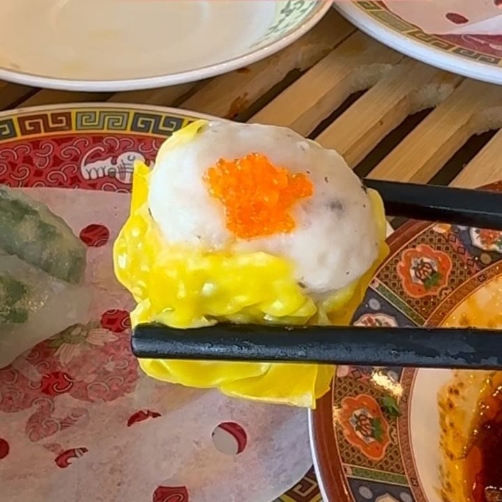 #협찬
.
시원하게 탁 트인 영도 오션뷰 만끽하면서 한방에 홍콩다녀올수있는 가게가 있다니 #크리스탈제이드 

영도의 복합문화공간인 피아크에 미쉐린이 인정한 글로벌 차이니즈 레스토랑인 크리스탈 제이드가 생겼다는 소식을 듣고 한걸음에 총총 다녀왔어요.

얼마 전 마카오 여행에서 인생 딴딴멘을 맛봤는데, 어머나, 홍콩 안가도 되겠는데요? 영도에 이정도 딴딴멘 맛을 내는 집이라니. 와야합니다. 심지어 5가지  딤섬 플래터로 다양한 딤섬 맛까지. 

제철인 통영 굴로 만든 짬뽕은 신선한 재료사용으로 비린내 1도 없어 시원한 국물 그릇째 드링킹했구요, 갓튀긴 싱싱한 굴튀김은 레몬 살짝 뿌려 타르타르소스에 찍어먹으니 세상 신선한 굴🦪맛에 오랜만에 몸보신 제대로 하고왔답니다.

📍위치: 부산 영도구 해양로195번길 180 피아크 5층
📍전화: 070-4012-3496
📍영업: 11:30-21:00

📍주문메뉴
🏷️ 딤섬 점보 플래터 : ₩22,000
🏷️ 딴딴면: ₩14,000
🏷️ 통영 굴짬뽕: ₩15,000
🏷️ 통영 굴튀김: ₩16,000

#크리스탈제이드#영도맛집#피아크맛집#부산영도맛집#피아크#영도피아크#부산영도#태종대맛집#딤섬#중식당#부산딤섬