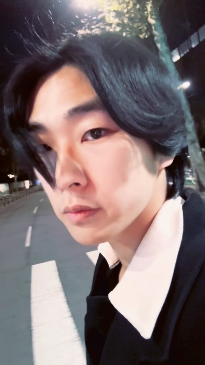 머리가 많이 길었네요! @woooks_oops 
어떤 머리를 할지 고민만 하다가, 결국 장발이 되어가는 
#릴스추천 #reelskorea #남자헤어 #남자장발 #남자리프컷 #fyp #좋반