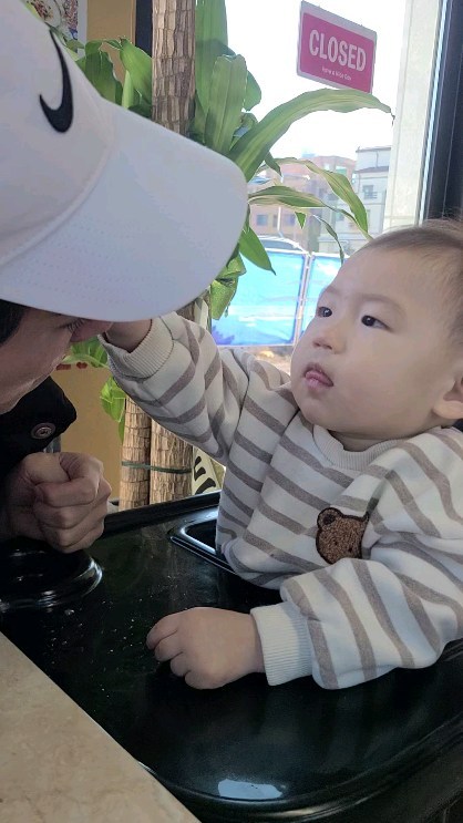 맛있는거 실컷 먹어도 살이 안찌면 얼마나 좋으까나🥹
쥔짜 베트남 현지 식당 느낌 나던
운서동 쌀국수집 까몬.
내부 인테리어며 메뉴판이며 다 그냥 베트남이다ㅎㅎ

쌀국수는 그냥 담백 깔끔 그자체였구, 
씨푸드 에그누들은 새우랑 오징어 토핑덕에 우리남편 최애메뉴가 되었닷..😂

전현무가 만들어 먹고 궁금해졌던 랭쌥이 여기 있더라!!
다음에 방문하게되면 꼭 먹어보겠음🫶🫡

✅️ 까몬 운서점

✔️주문메뉴
까몬 수육 쌀국수 14.0
씨푸드 에그 누들 14.0
짜조 7.5

✔️영업시간
매일 11:00 - 21:00
break time 15:00 - 17:00
last order 20:30

✔️전화번호
0507-1473-6302

✔️주소
인천 중구 화랑목로 56-10 1층 101호
(운서동 3036-5)

#협찬 #까몬 #영종도쌀국수 #운서동쌀국수 #운서역쌀국수 #운서동맛집 #영종도맛집