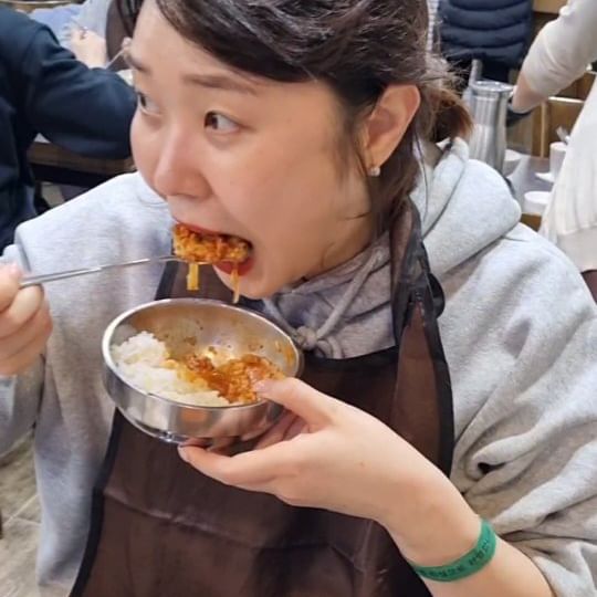취향따라 눈앞에서 직접 양념 때려넣어주는
의정부 근처 양주 부대찌개집! 

긍정이 일보러나갔다가 밥먹고 들어가려고
의정부 근처 양주에 잠깐들렸어요!

의정부하면 부대찌개!
근데 유명한집들은 웨이팅있을거같아서
의정부 부대찌개거리까지 안들어가고 
부대찌개라고 써있는 아무 부대찌개집이나 들어갔는데

와씨 여기 특이한게 
끓이기전에 양념을 손님 취향에따라 넣어주시는데
맵기조절이 가능하더라구요!! (개맵게 먹어볼껄...)

이 집 진짜 맛있었어여!! 도랏맨!!
국물도 텁텁하지않고 깔끔하공!  햄도마시쪙🙈

게다가 여기 기사식당이라 부대찌개말고도 
제육볶음 김찌 된찌 등등 다있구
1인분주문도 가능해서 
혼밥도 할 수 있는 부대찌개맛집 기사식당이었다구욧!

담엔 부대찌개 하나 제육볶음 하나 시켜서
박박 긁어먹고오겠어요!  디져따❤️

🔅 부일기사식당
경기 양주시 장흥면 호국로 557-2 
매일 06:00 ~ 19:50 

#부일기사식당 #부일부대찌개 #부대찌개맛집