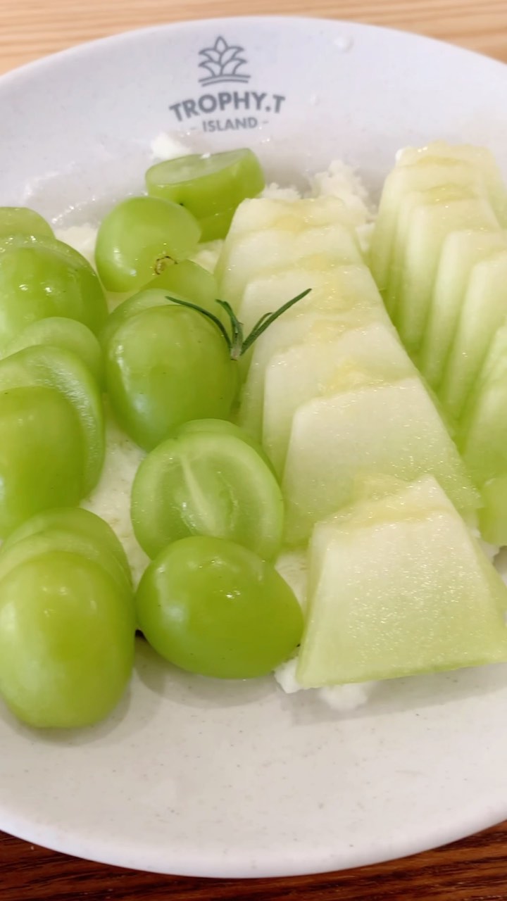상큼하고 신선한 생과일이 가득 올라간 방배동 빙수 맛집🍧

방배카페골목에 맛있는 빙수집이 없었는데
이번에 새로 생겼어요 아싸👏

반반빙수로 커스텀해서 과일 올릴 수 있어서
샤인머스캣이랑 멜론 선택했는데요

탱글탱글 아삭아삭한 과일들이
우유얼음이랑 만나서 넘 맛있어요✨

100% 수박주스도 찐맛탱 🍉🍉🍉
강추해요

👍 트로피티아일랜드 추천하는 이유
1️⃣ 상큼하고 깔끔한 화이트 & 오렌지 인테리어
2️⃣ 방배동 신선한 과일 빙수와 스무디 맛집
3️⃣ 친절한 직원분들
4️⃣ 방배카페골목 방배동 생과일 맛집

#트로피티아일랜드 #방배동빙수 #방배카페골목맛집 #방배카페골목 #방배동과일 #생과일주스맛집
