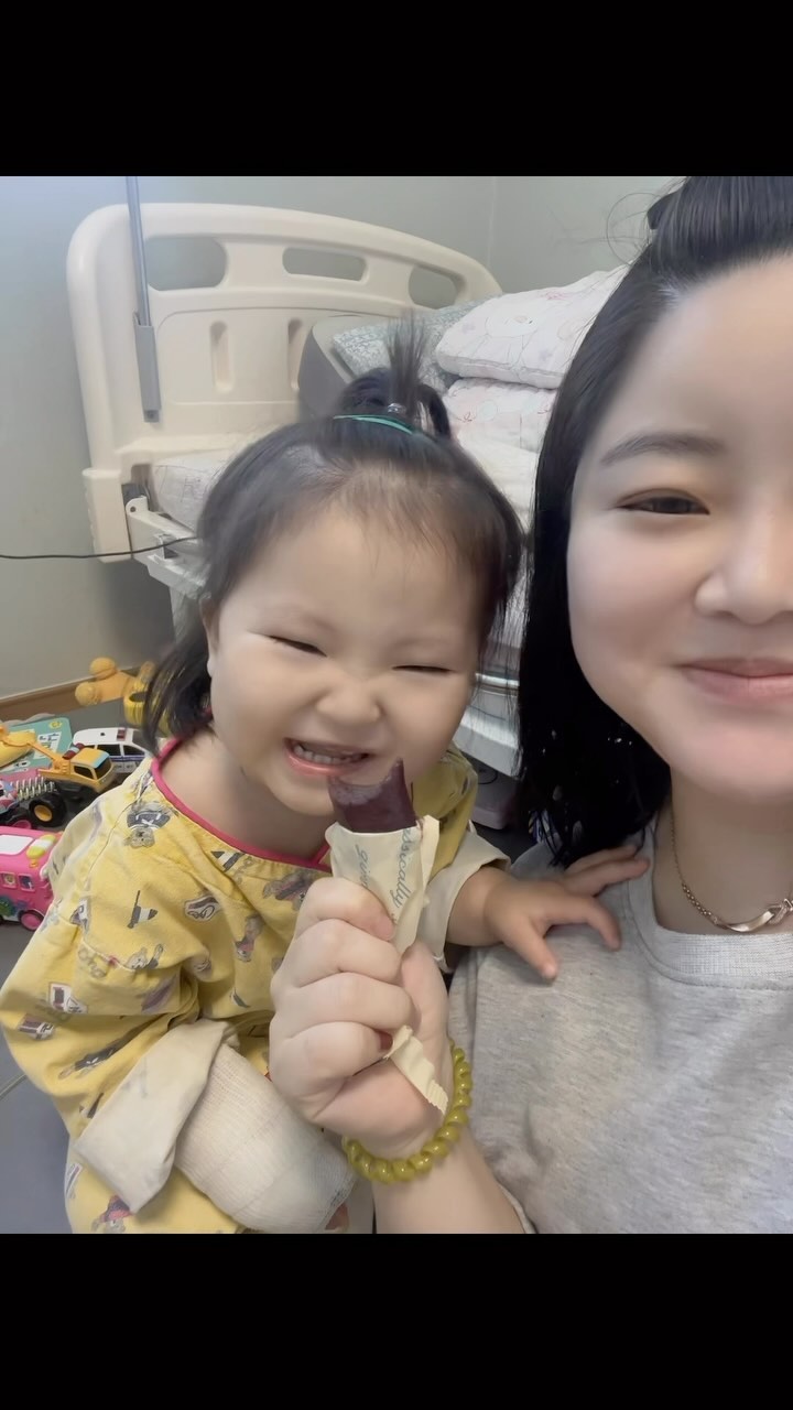 #특가알림 #김미떡 #4차공구

안녕하세요, 당근맘이예요!!
또 효소떡 김미떡 공구로 돌아왔어요😆
아마 제 인스타 오래보신 분들은 아실텐데
요 떡을 먹기 시작한지 6개월이 넘었어요!!
그만큼 오래 먹었고 신중합니다😎
전 먹는 건 늘 신중하고 또 신중하니까요, 후후후

당근이가 급성 폐렴으로 입원할 때도
이건 무조건!!
싸들고 가야해요ㅋㅋㅋㅋㅋ
참고로 냉장고에서 갓꺼낸 건데 저정도 쫄깃함입니다🤩

김미떡의 제일 특별한 점은 효소예요!!
효소가 들어가있어 해동이 정말 빠르구
속이 더부룩하지 않답니다🤰

더부룩함 ❌
느글거림 ❌
자극적 ❌
쫀득과 찰짐 사이 ⭕
찐한 달달 꼬소함 ⭕
아이들도 먹을 수 있음 ⭕

🍡 자연 해동 추천드려요
🍡 치즈떡은 자연 해동 후 전자레인지 20~30초 필수예요
🍡 앙금절편은 구워먹어도 맛있어요

당근맘 원픽 물어보시는데요, 개인적으로
1. 흑임자 가래떡
2. 치즈떡볶이맛 떡
3. 앙금절편
이 순서로 추천입니다!!!!!

아침 거르지 마시고 뭐든 드시고
위 꼭 챙기세요, 다들😭

30년 떡장인이 오랜 시간 찾아 헤맨
효소로 만든 김미떡이예요~~~

-----

HACCP 안전관리인증과 개별 포장으로
언제 어디서나 즐길 수 있는 김미떡 특가는
프로필링크에 오픈되어있습니다🤍

#당근맘공구 #당근맘공동구매 #떡공동구매
