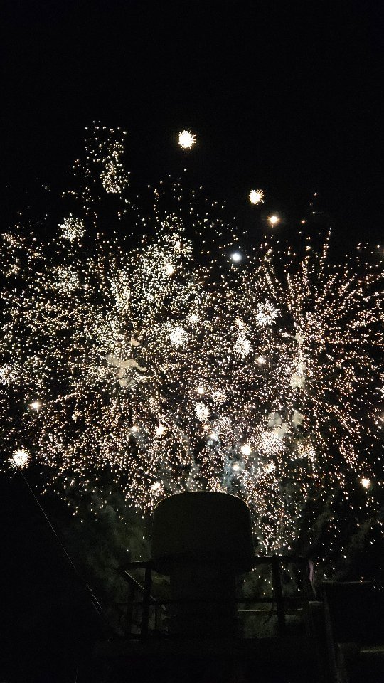 ✔️마지막이 하이라이트니 꼭 끝까지 보세요
@@나랑 크루즈에서 화려한 불꽃놀이 볼사람 🎆

여수여행 첫날 밤에 다녀온 #미남크루즈
돈 전혀 아깝지 않고 남녀노소 다 좋아할
짱짱 하이라이트 코스였어요 :)

영상은 하이라이트 편집본이고
실제로는 노래 두곡 정도 길이로
꽤 긴 불꽃놀이 입니다!

부모님이랑도 데이트로도 완전 강추 👍
진짜 또 가고싶음...

📍여수 돌산도 미남크루즈
- 19시 30분 예약 / 21시 쯤 종료됨
- 1인당 40,000원
.
.
#여수밤바다 #여수가볼만한곳 #여수핫플 #여수여행