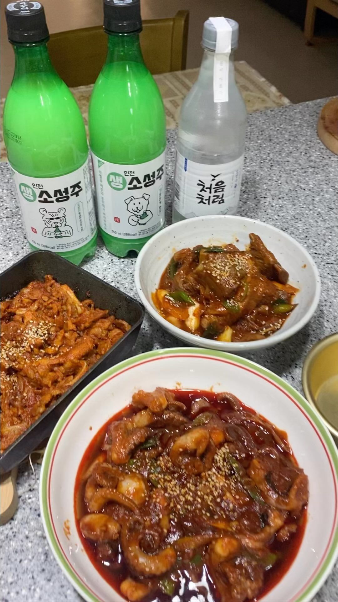 불맛 최고인 매콤 불쭈꾸미❤️매콤달콤 갈비찜에❤️소주가땡는 오돌뼈❤️ 추천!!!!!
#랜선포차 #랜선포차밀키트 #쭈꾸미볶음 #매운갈비찜 #오돌뼈볶음  #먹릴스 #먹릴스그램 #먹스타그램🍴 #이벤트당첨 #홈파티음식 #먹스타소통 #랜선포차간편식 #댓글소통 #댓글환영 #댓글달면맞팔 #협찬문의 #협찬디엠 #팔로우미 #팔로우반사 #팔로우늘리기 #먹스타꿈나무🌱 #먹스타그램💕