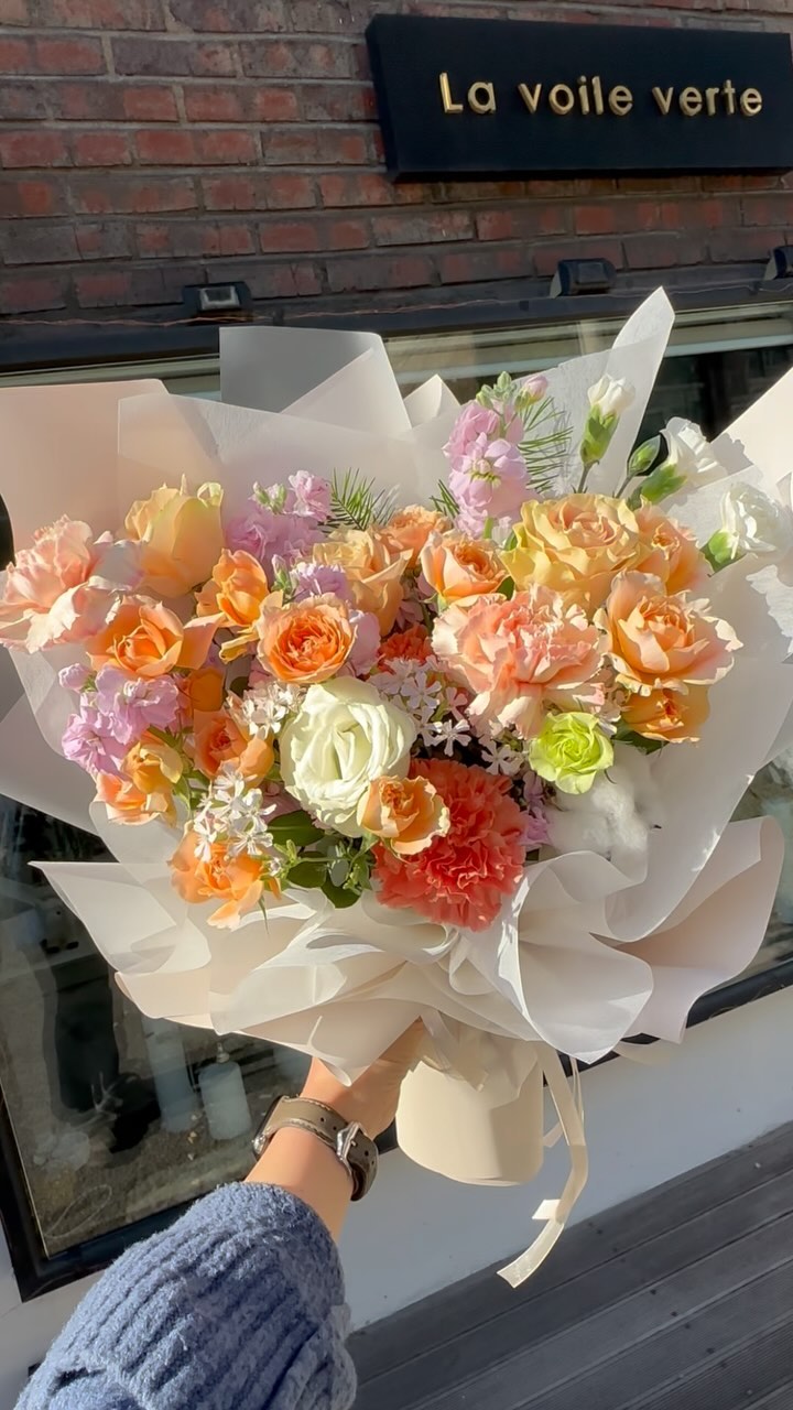 .
여자친구를 위한 꽃다발🌸.
.

.

특정 색감이 필요하신경우 미리 문의해주세요.
당일주문은 매장에 준비된 꽃들로 가능합니다.
배송가능(배송비별도🚙)

전화 032 424 2079
카카오채널 라보일베르떼
상단 프로필 링크 클릭💕.
.
.

#인천꽃다발 #인천꽃바구니 #구월동꽃집 #구월동꽃바구니 #기념일꽃다발 #인천행사꽃다발 #인천단체꽃다발 #인천꽃집 #pantone2024 #구월동 #구월동로데오 #팬톤올해의컬러2024 #치어리더장미 #롯데백화점인천터미널점 #인천트렁크프로포즈 #2024pantone #궐리단길 #개업선물 #구월동로데오꽃집 #꽃다발포장 #행사꽃장식 #인천행사꽃장식 #구월동행사꽃장식 #기업행사꽃장식 #peachfuzz