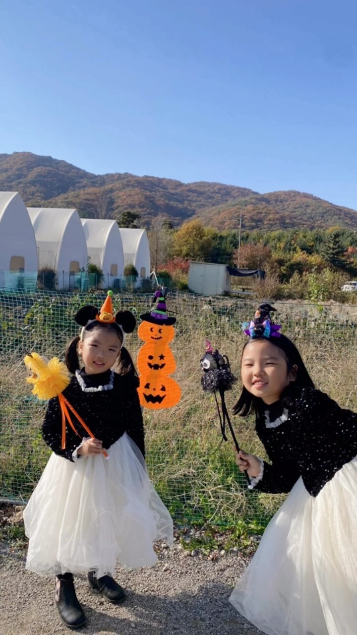 3주 전에 예약하고 온 #양주르캠핑 
#해피할로윈 즐기는 중
포토 스팟도 있고 선물로 주신 비눗방울 놀이도 하고
에어바운스 타면서 친구도 사귀고🫶♥️
오늘하루도 너무 좋았다고 또자매 엄지척 해줬다!!
집에 갈땐 아쉬워서 또 오고싶다고!!
그래 또가자!!🫶♥️💛🧡💙💚👍
.
.
#양주르#양주르캠핑식당#양주르🍖⛺️ #주말일상#또자매#자매#성장기록#초대이벤트#가족모임#생일#친구소환#경기도맛집#캠핑식당#글램핑#아이와가볼만한곳#아이와여행