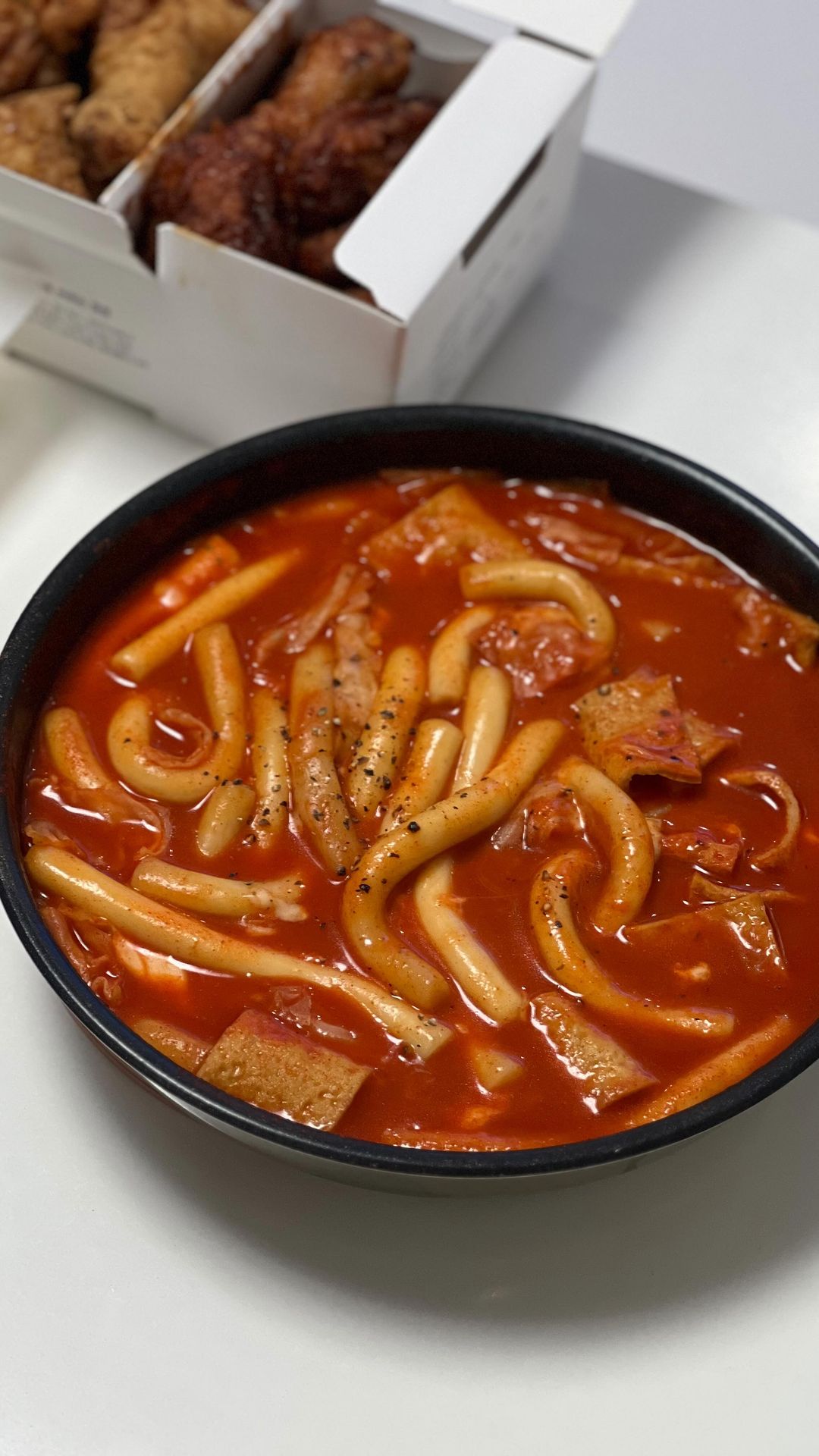 #협찬#칠구떡볶이

떡볶이 귀신 지빱
누적리뷰 420000건 돌파 한 칠구떡볶이 먹어보다 !!

칠구 떡볶이는 가성비가 엄청나요 !! ㅎㅎ
떡에 어묵에 숙성 소스까지 !
냉장상태로 배송오는데
긴 밀떡 너무 부드럽고 쫀득한그....
대파를 잔뜩 넣어 먹으면 맛있다고 하니 다음에 도전!

고추장 맛이 나고 매콤한 옛날 떡볶이 감성으로 
남녀노소 가릴것없이 다 좋아할 맛이에용
옛날 분식점에서 자주 사먹던 그 맛이에요 ㅎㅎㅎ
아이들 간식으로 좋고 특히 어른들 술안주로 최고오 👍🏻
 
https://m.smartstore.naver.com/79tteokbokki/products/8063457400?

#떡볶이 #떡볶이밀키트 #청주떡볶이 #떡볶이맛집 #캠핑밀키트 #아이들간식 #수제떡볶이 #밀떡볶이 #칠구떡볶이 #국물떡볶이 #스토리앤미디어 #스토리앤체험단