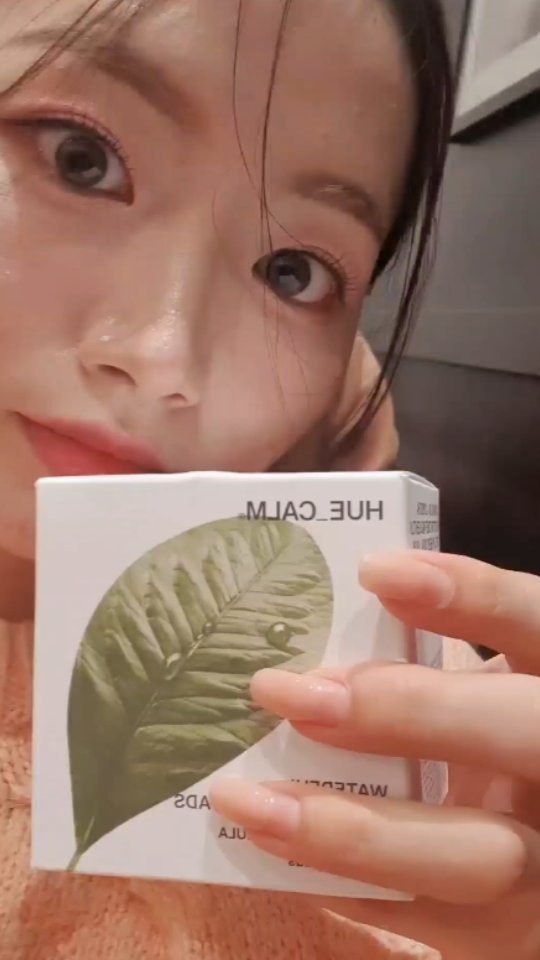 이거 진쨔 좋은데 왜 다들 몰라,,🥲💙💚✨️ @huecalm.official

#HUECALM #휴캄 #패드추천 #올리브영패드 #비건패드 #온가족패드 #순한패드 #코덕 #코덕스타그램 #뷰덕 #뷰스타그램 #뷰티스타그램 #뷰티 #뷰스타 #인스타뷰티 #뷰티그램 #메이크업 #코스메틱 #화장품 #수분결토너패드 #올영토너패드 #올영세일 #올영추천템 #비건토너패드

헤어메이크업 @vin_hairmakeup