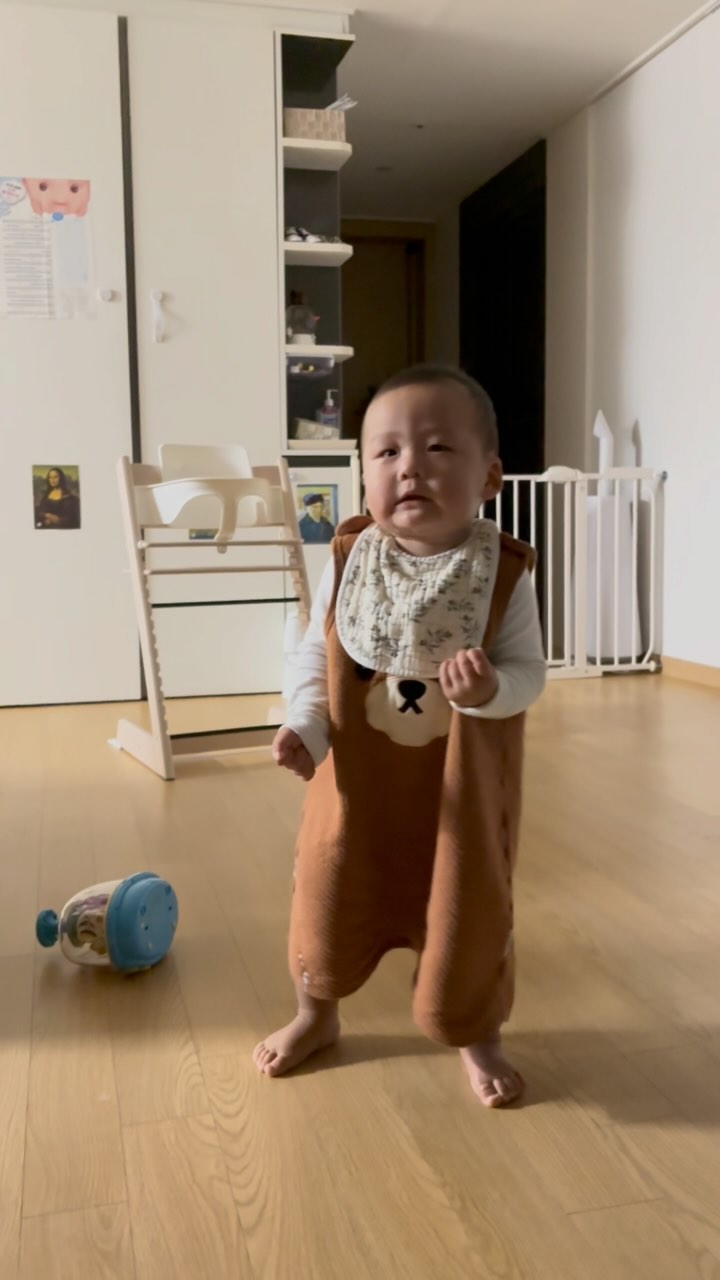 2023. 11. 8. [D+357]
분명 육퇴가 코앞이었는데 말이죠…
목욕부터 수면루틴 다시 시작😂
서서 힘주는 모습은 또 새롭네 

#11개월아기 #흑호랑이띠 #응가맨