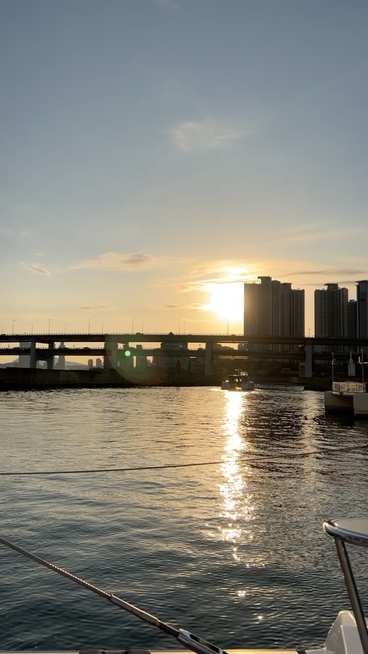 ⠀
엄마랑 데이트⛵️
⠀
아무래도 오늘 온 우주의 기운이
우리를 향했나 싶을 정도로
⠀
날씨가 다했다😍✨
⠀
바람도 안불고 춥지도 않고
오랜만에 엄마랑 즐거운 시간🐋
⠀
해지는 노을이 너무 예뻤다🫧
엄마에게 좋은 힐링이 되었길..
⠀
⠀
⠀
#엄마랑데이트#부산#부산요트
#부산요트경기장#더베이
#부산요트투어더베이
#수영만요트경기장