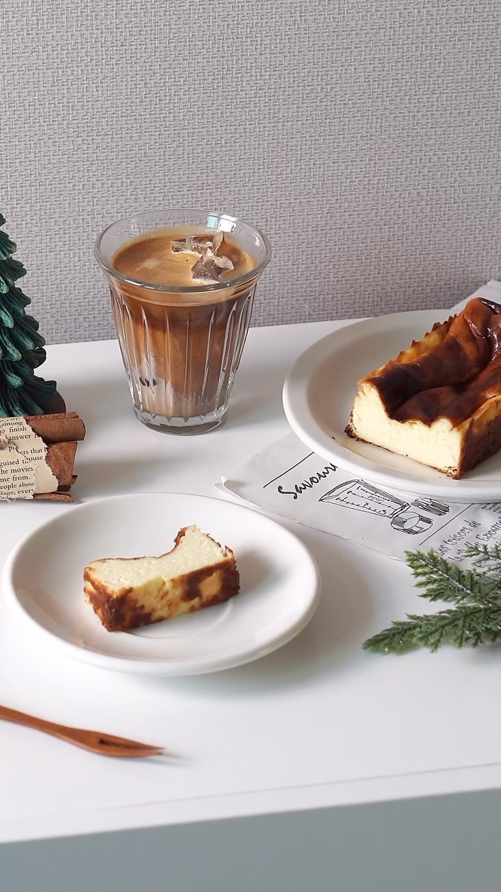 바스크치즈케이크 Basque cheesecake🧀

남은 크림치즈로 만든 미니 바스크치즈케이크🎂

📝재료 lngredient
크림치즈 Cream cheese 138g
설탕 Sugar 35g
계란 Egg 1개
크림 Cream 80g
옥수수전분 Corn starch 7g
바닐라오일 Vanilla oil

200℃ 10minutes + 220℃ 15minutes
