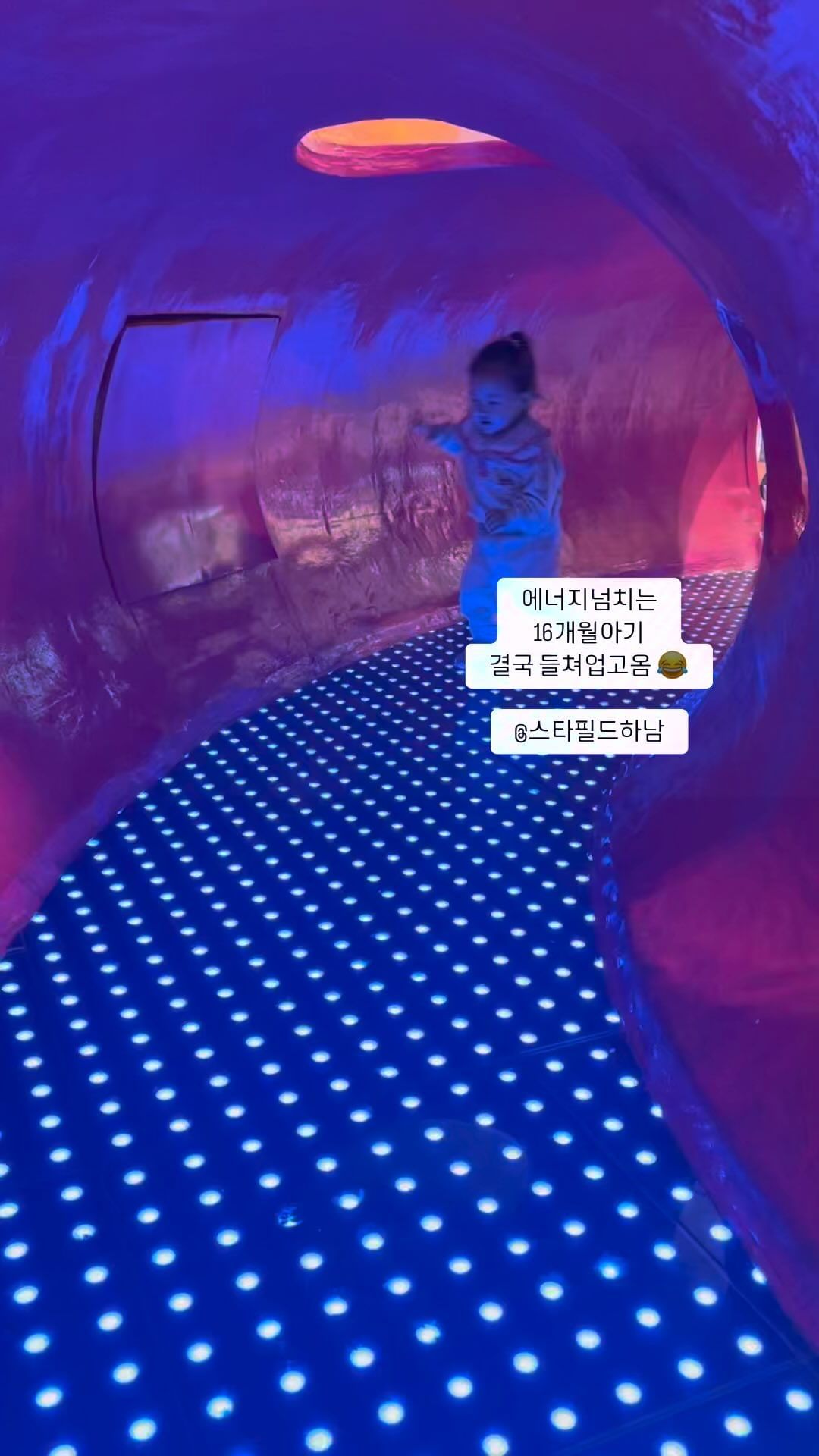 다른 아가들보면 궁금하고
반짝이는거 다 신기한
#에너자이저 #딸랑구