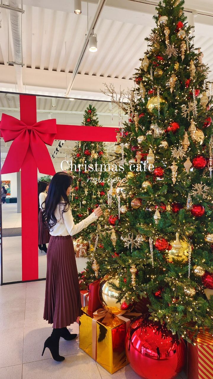 🎀초대형 리본 트리존이 있는 트리맛집🎄

🎁커다란 크리스마스트리를 선물 받는 기분이 드는 이곳

✔️주말에도 붐비지 않아 
여유롭게 트리사진 찍을수 있어요📸🎄

🎁지금이곳
🏡인천 중구 운남로82번길 40
⏰️매일10:00~21:00 (첫번째 월요일 휴무)
🚘주차가능

📌팔로우하고 더 많은 여행정보 받아가세요🤗
@rachel_staycation

#지금이곳 #영종도카페 #크리스마스카페 #인천카페 #크리스마스명소 #트리맛집 #트리명소 #영종도여행 #영종도핫플 #인천핫플 #카페추천