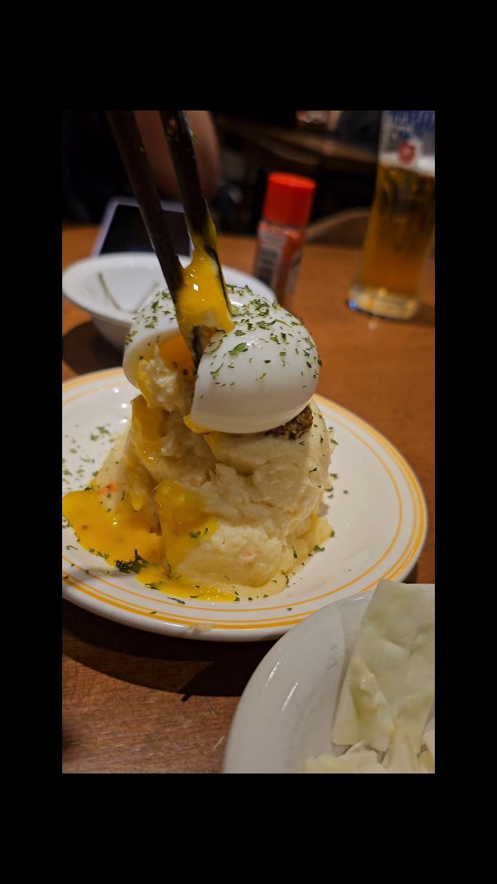 #협찬 
#성수맛집 죠죠 다녀왔어요!
와 여기 엄청 유명하더라구요
퇴근하고 부랴부랴 웨이팅 걸어서 먹었는데
오.. 완전 인정

일본에서 먹은 오꼬노미야끼보다 훨 맛있고 푸짐하고
저 철판이 대박이에요
타지도 않고 누룽지가 만들어지는데 극락 🫠

집앞에 있었다면 매주 갈거같아용..♡

#성수점심맛집 #성수역맛집 #성수핫플 #성수오코노미야끼
