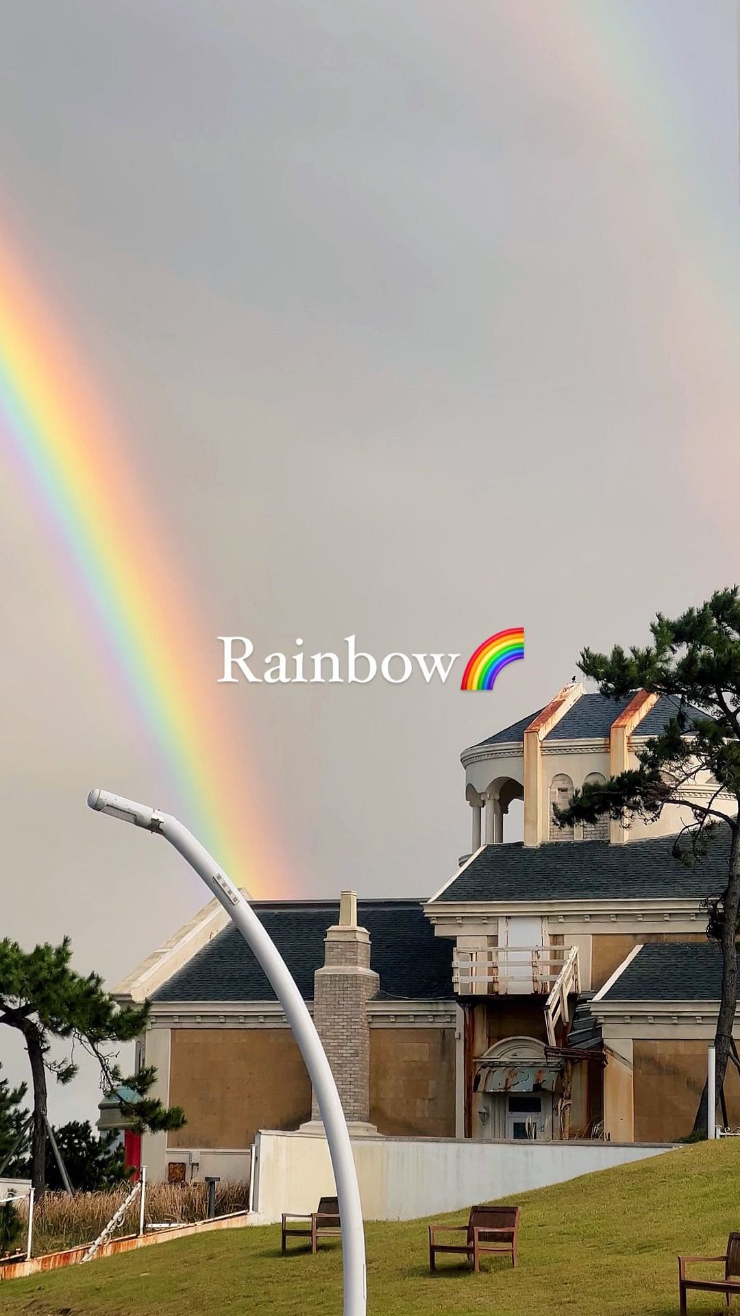 바다 위로 떠있는 엄청 큰 무지개🌊🌈
무지개 덕분인지 세상이 필터씌운 것 처럼 온통 주황빛으로 물들었다🧡✨
그리고 착한 사람만 보인다는 큰 무지개 옆에 희미한 작은 무지개‼️ 어때요 보이나요?😆

출발할 때 까지만 해도 비 와서 속상했는데 도착하니 비는 싹 그치고 무지개가 떠서 너무 행복했던 날♡̷•°₊

📍울산, 간절곶
_
_
_
_
_
#릴스#릴스초보#여행릴스#울산#울산여행#울산가볼만한곳#울산데이트#울산핫플#울산바다#울산간절곶#울산욕망의불꽃촬영지#간절곶#여행스타그램#국내여행#무지개#무지개촬영