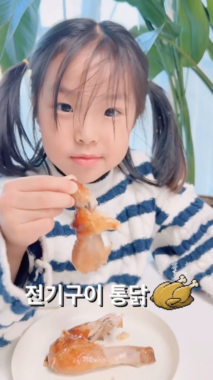 금요일 저녁 전기구이 통닭

엄마랑 라온이랑 키즈카페 가고
라희랑 라은이랑 아빠랑
저녁 뭐 먹을까 고민하다가
오늘은 치킨

맨날 크크크치킨만 먹었는데
전기구이 통닭도 엄청 맛나네

기름에 튀긴 치킨보다
칼로리도 덜 부담스럽고
맛있고 가격도 저렴하다

#전기구이통닭 #불금스타그램