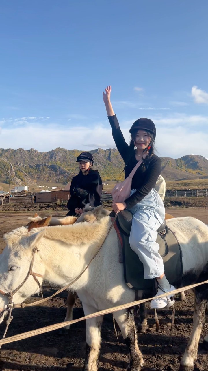 🇲🇳🏜 Somewhere in Mongolia 🏜🇲🇳 
.
.
✅ Q) 몽골에서 사람보다 더 가장 많이 보게 되는 것들은?? A) 1. 양 2. 염소 3. 소 4. 말 5. 독수리 6. 방카르 (몽골 전통 강아지) 7. 낙타 8. 동물 사체들 9. 가끔 땅을 잘 보면 쥐들도 !! ㅋㅋㅋㅋㅋㅋㅋㅋ
.
✅ 원없이 자연과 함께한 #몽골 여행에서 동물 친구들과 매일 함께 하다보니, 게르 (숙소)에 낙타와 양 냄새가 배긴 건 물론, 옷에서도, 샤워하기 전까지 몸에서도 낙타와 말, 양 냄새가 나는 것 같았어요 🥹🫠 ㅋㅋㅋㅋㅋㅋㅋㅋ 샤워가 가능한 날엔 게르 도착하자마자 바로 샤워! 그리고 샤워가 불가능한 날에는 장 봐온 생수로 세수하고 손, 발을 씻었고, 미리 챙겨간 바디샤워티슈로 최대한 씻었습니다! 😂
.
✅ 신발, 양말 모두 더러워지니 😵‍💫 꼭 안아끼는, 버려도 되는 양말로 신고 가기!! 저는 낙타도 그렇고, 말을 타고 내리면서 바지나 신발, 흰 양말에 흙이 묻어서 (말 💩이 묻은 거일수도 😂) 양말은 바로 버렸고, 크록스는 흐르는 물에 씻었고, 바지는 압축팩에 바로 넣었습니다!!
.
✅ 낙타타기와 승마는 약 1시간씩 진행!!!! 마지막엔 ‘아 이제 그만 타고 될 것 같아효•• 🥺’ 하는 생각이 들 정도로 오래, 많이 탑니다 !!! 말 을 오래 타다보니 쌀쌀한 날씨에 콧물도 나오고, 긴장도 살짝은 되고 그래서 저절로 그런 생각이 들었던 것 같아요!! 그치만 오래 타는 것만큼 재미는 보장 !!! 🤍 저는 안전모가 안맞아서 잠시 안전모를 교체하러 갔기 때문에 다른 동행들보다 말을 조금 늦게 탔는데, 운이 좋게 백마를 탔어요!! 너무 예뻤던 백마였습니다 🐎🤍 (6명 중 저만 안전모 끈 고정장치가 고장이 나 있었는데, 아주 가끔 걸리는 확률이지만 꼭! 미리 안전모 고정장치 확인하세요!)
.
✅ 말을 탔을 땐 이미 낙타도 탄 뒤였기 때문에 자신감이 생겨서 핸드폰을 바지 배 고무줄 부분에 끼워서 배경 촬영도 하고, 셀카도 찍고 그랬어요 ㅋㅋㅋㅋㅋㅋ 하지만 정말 위험한 행동이기 때문에 손 놓는거 자체가 무섭다면 절대 따라하지 말 것 🙅🏻‍♀️!!!
.
✅ 동물들을 무서워하지 않고 좋아한다면 분명히 #몽골여행 이 더 재밌게 느껴질 거에요!!! ✈️🤗🇲🇳
.
.
#mongolia #오다투어 #🇲🇳