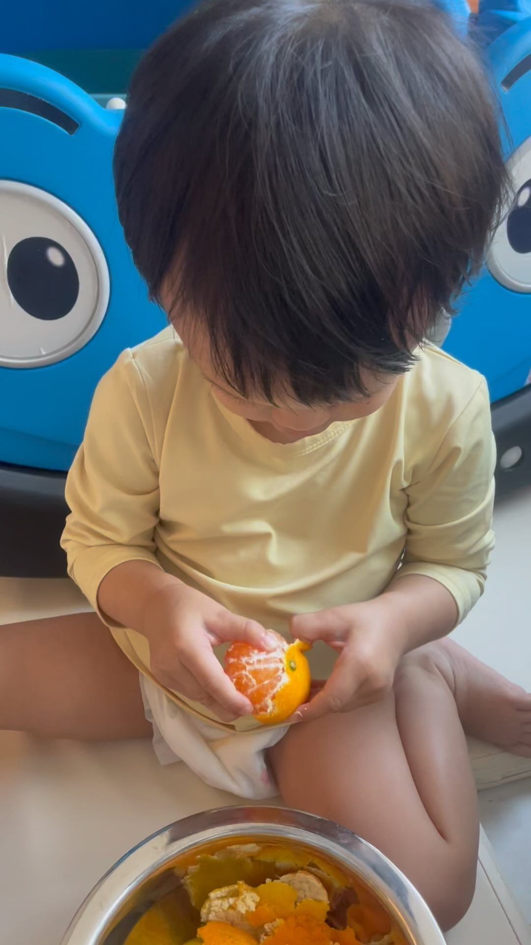 이제 귤도 혼자까묵네😭

#18개월 #호랑이띠아기
#귤까먹는아기 #귤까기달인
#계속까는중 #일상 #육아일기