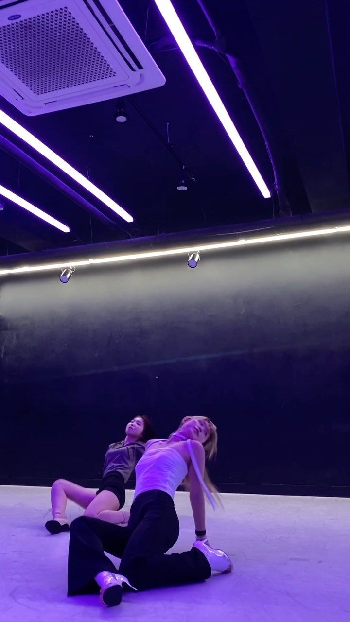 #getup 
#sueunchoreography 

인스타 업로드 게을리 하다가 마지막 수업 영상이 두달 전이 되어버렸다•• 요즘 나 닮아 간다고 소문이 자자한 까불이 안시현씨와 함께 ^^❤️

🧠 @_eun_0615 
👯‍♀️ @s1hyeon_0 
🎤 @newjeans_official 
📍 @thecode.dance.studio 

#댄스 #dance #kpop #dancer #댄서 #힐코레오 #heel #heels #코레오 #댄스타그램 #춤스타그램