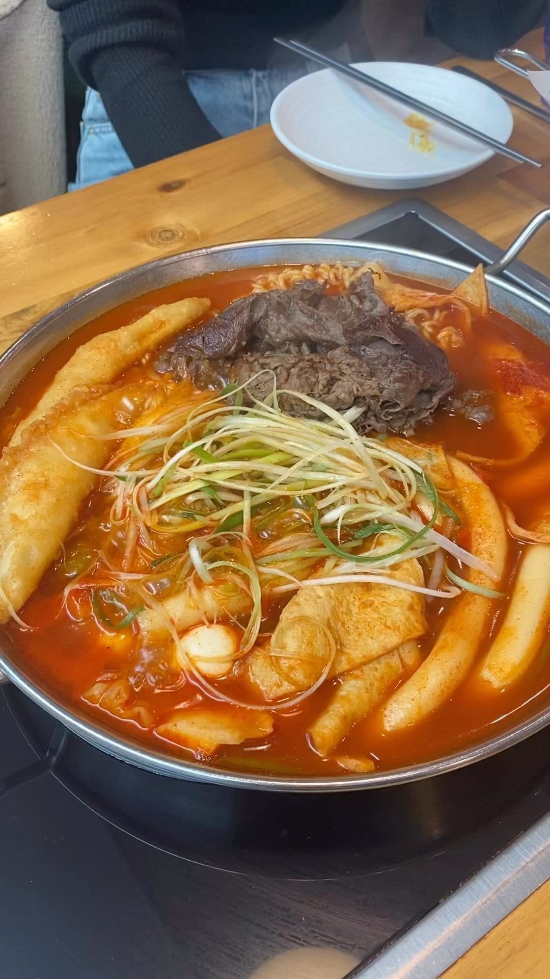 목요일 점심은 떡볶이 국룰😏
떡볶이 중에서도 역시
즉석떡볶이가 만들어 먹는 맛이 있죠🤩🍴

차돌떡볶이와 함께 튀김과 파채가 어우러지는 맛❤️

더 많은 맛집 정보 보러 놀러오세요👍🏻 @mumukjji 

#청년다방 #청년다방떡볶이 #차돌박이떡볶이 #떡볶이 #점심메뉴 #저녁메뉴 #메뉴추천 #맛집추천 #배고프다 #일상 #음식 #먹스타그램 #먹팔환영 #먹팔해요 #매일뭐먹지 #맛집공유 #맛집추천 #서울맛집 #소통 #같이먹자