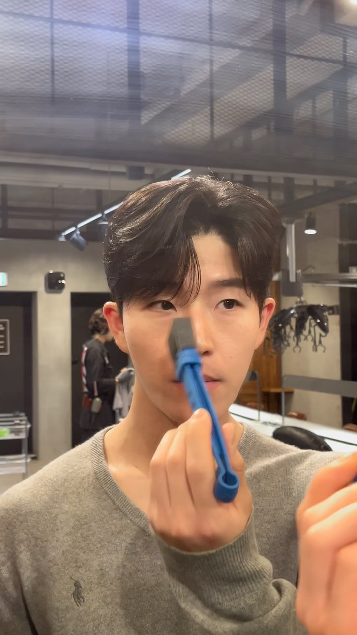 안녕하세요 훈민입니다 🔥
깔끔한 머리를 좋아하시는 분들은 포기 못하는 #세미리프컷 
#볼륨매직 으로 한층더 편하고 깔끔하게 관리 가능하십니다
 
 
 
 
 
 

 
 

 
 
 
 
 

 
 
 
 
 
 

#홍대리프컷 #리프컷 #남자머리 #남자머리스타일 #가르마펌