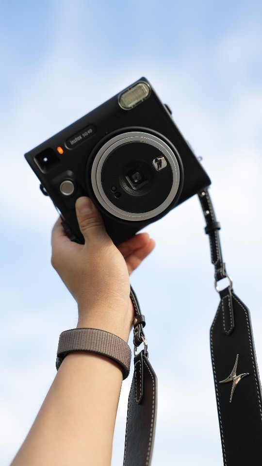 X 인스탁스 @instax_korea #광고

⠀
#인스탁스AQ40 #망한사진전시회

잠 못드는 밤,,, 아이디어가 떠올라 만들어봤는데요👉🏻👈🏻
실제로 저희가 잘 몰라서 실수했던 사진도 있고
인스탁스를 처음 접하셨거나 어려워하는 분들을 위해
일부러 엉뚱한 결과물이 나오도록 촬영해 온 것도 있답니다🤣

#인스탁스크루 #병알커플 이
망한 사진의 이유와 해결법을 하나하나 설명해드릴게요💁🏻‍♀️💁🏻

1️⃣
접사 촬영은 어려워요🙅🏻‍♀️
초점을 맞추기 위해서는 충분한 거리가 필요하답니다
예를 들어, 음식을 찍고 싶다면
적어도 🍽접시가 뷰파인더에 다 보일 정도로 떨어져서 촬영하기 !
특히 피사체와 배경 간의 명암 대비가 크다면
더더욱 거리를 두고 촬영하시기를 추천드립니다🔥

2️⃣
유리컵에 나오는 음료 사진 촬영은 어려워요🙅🏻‍♂️
플래쉬의 영향을 거의 안 받을 정도로 아주 멀리서 촬영한다면 괜찮을 것 같지만
1번의 음식보다도 훨씬 더 멀리 떨어져야 할 것 같습니다 
그리고 사진에는 빈 잔이지만,
음료가 가득 차 있을 때도 유리가 플래쉬를 반사하기때문에
마찬가지로 새하얗게 나온다는 점 참고해주세요 !

3️⃣
뷰파인더로 보는 것과 실제 사진의 중심은 달라요🙅🏻‍♀️
카메라의 렌즈와 뷰파인더의 위치가 다르기 때문인데요
실제 사진에서 피사체가 가운데에 오도록 만들고 싶다면
뷰파인더로 봤을 때, 피사체가 왼쪽 아래에 위치하도록 구도를 잡으시면 됩니다
처음엔 어렵더라도 몇 장만 찍어보시면 금방 감을 잡을 거예요 !

4️⃣
유리창 너머의 풍경 촬영은 어려워요🙅🏻‍♂️
2번과 비슷한 상황이지만, 피사체와 배경이 구분되지 않고 사진도 하얗게 나오지는 않기 때문에 별도로 구분해서 적어봤어요 !
유리창을 사이에 두고 풍경을 촬영하면, 그늘진 부분은 거의 표현되지 않고 플래쉬가 터지는 위치는 탄 것처럼 보인답니다🥺
아예 밖으로 이동해서 ✨️선명한 사진을 촬영하시길 추천드려요

소소한 것들이지만 조금이나마 도움이 되셨으면 좋겠습니당 :D

#일상 #커플 #데이트
#인스탁스 #SQ40 #인스탁스카메라 #스퀘어필름
⠀

📌 인스탁스 SQ40

☑ 클래식한 스퀘어 디자인을 통해 패션 포인트 아이템으로 활용

☑ 자동 노출 기능으로 더 밝아지고 더 쉬워진 촬영

☑ 클로즈업모드(셀피보드)에서 피사체가 정중앙에 출력됨

☑ 스퀘어 포맷 필름으로 더 유니크한 촬영
⠀
