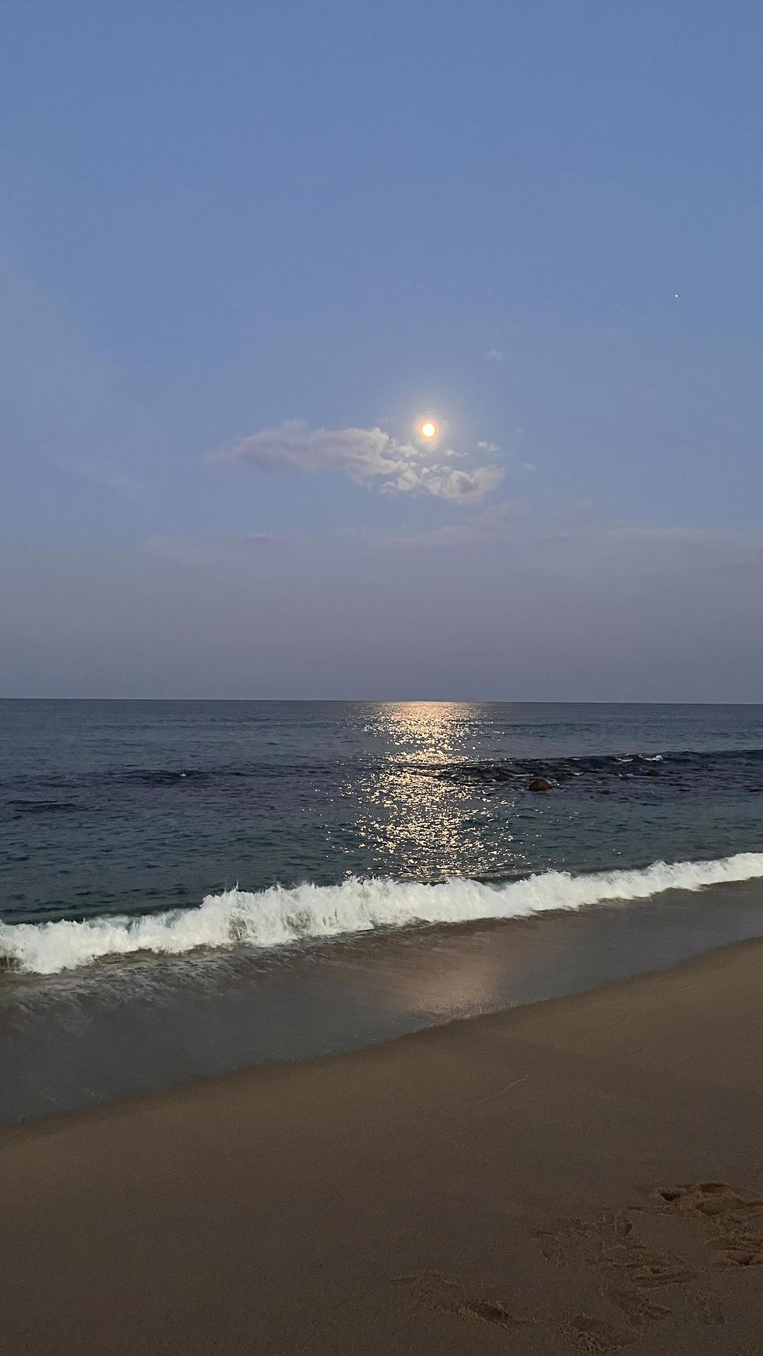 강릉 혼여행 기록🌊
아무 눈치 볼 필요 없이
오롯이 ‘나’일 수 있었던 시간
참 좋았다🩵

시린 듯 포근하던 바다도
태양보다 밝게 느껴졌던 보름달도
파도 소리 들으며 올려다본 밤하늘도
구름처럼 흘러가던 시간도
.
#강릉 #바다 #혼여행 #gangneung #릴스