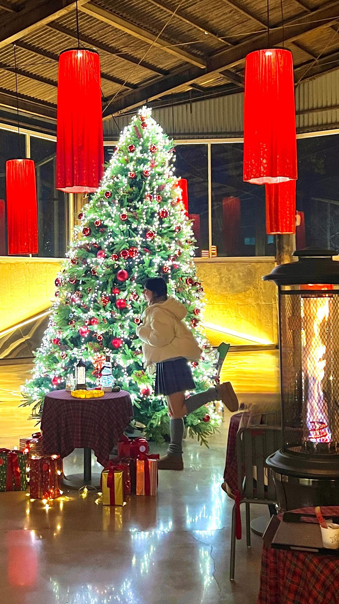 클쓰트리+비행기까지! 대구시 루브르 🕌♥️🛫
저녁에 방문하면 반짝 트리 관람가능하지만, 그만큼
인파몰림 및 베이커리 쏠다웃인 점 ..!
야외포토존이지만 전기난로 및 담요 구비되어 춥지않았고💫
기본적인 산타 소품까지 준비돼있더라구요 :)

📍#슬로우벗베럴 (주차가능)
🙆🏻‍♀-케어키즈존,🙅🏻‍♀-노펫존
#죠니pick대구