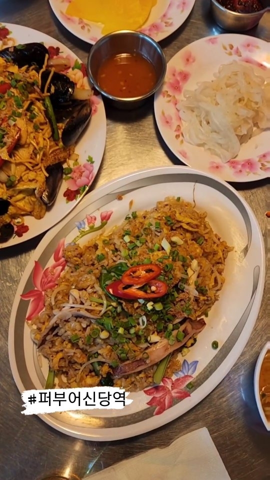 #협찬 #신당동맛집 #퍼부어신당점

추운날 뜨끈한 쌀국수
베트남 현지 로컬 식당 분위기
여행온 기분~!!!

👉미싸오 매콤 해물 볶음면 
매콤한거 좋아하시면 꼭드세요 ~!!
얇은 면에 매콤함이 듬뿍 ~
에그누들 볶음면~ 
홍합이랑 새우랑 에그누들면 

👉소고기 쌀국수 퍼 보
사골육수로 맛을 낸 소고기 국수
L 라지 완전 양많아요 👍
깜짝 놀램
다른 쌀국수와 다르게 
국물이 굉장히 뽀얘요 사골쌀국수
국물한입 깊은 국물
계속 먹다 보니 설렁탕같은
K-쌀국수 맛
너무 익숙한 국물 맛

👉불향가득 석쇠불고기 덮밥
베트남쌀에 불향가득입혀진 덮밥

더현대 퍼부어 웨이팅맛집
신당역에 쌀국수집이 생겨서
넘 좋네요~!!

@phovua_sindang
신당역 뒷골목 
황학동 도깨비 시장 근처예요~!

#신당역맛집 #신당동술집 #신당술집 #신당맛집 
#신당역술집 #힙당동 #힙당동맛집 #힙당동술집 
#힙당동데이트 #신당중앙시장맛집 #신당중앙시장술집 
#서울중앙시장맛집 #서울중앙시장술집 #신당쌀국수 
#신당동쌀국수  #스토리앤미디어 #스토리앤체험단