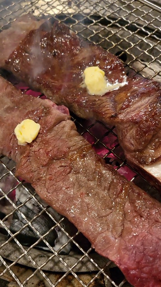 #협찬 🐮남영동 양문

소갈비포 직접 뜨는 소갈비 맛집 남영동 양문 다녀왔어요!
소갈비랑 찰떡인 버터올려서 구우니까
감칠맛이 더 미쳤더라고요💦

반찬으로 나온 양념 게장도 맛있어서 따로 판매까지 한다고 하네요^^
김치도 강원도 태백 고랭지 배추와 무를 사용한다고해요

사장님귀는 당나귀귀, 미우새, 스타맛세권 등
방송에도 나온 핫한 맛집이라 회식장소로도 굿
재방문률 높은 곳이라하니
방문해보면 좋을듯합니다!

#남영동양문 #남영동양문신촌점 #신촌맛집 #신촌역맛집 #신촌소고기 #신촌고기집 #신촌회식 #미우새소갈비 #미우새맛집 #소고기맛집 #사장님귀는당나귀귀 #사장님귀는당나귀귀소고기 #사장님귀는당나귀귀고기집