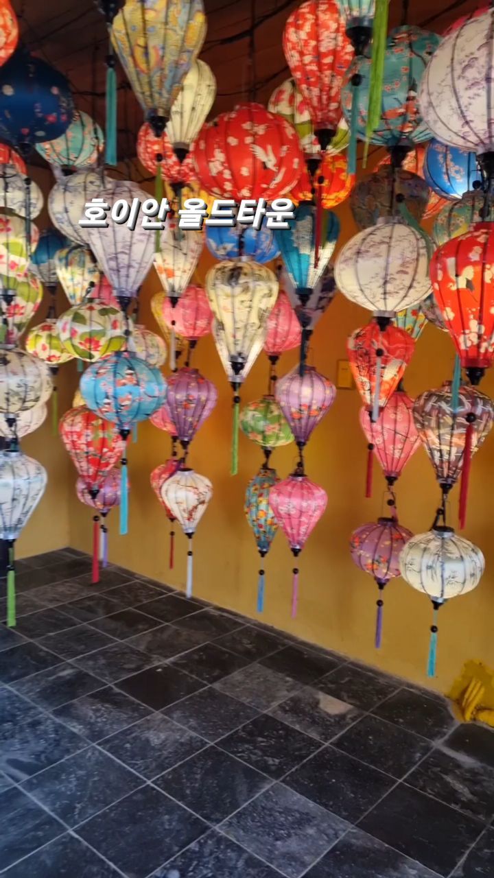 #호이안올드타운

베트남 다낭 여행 하면 빼놓을 수 없는
호이안 올드타운

먹고싶었던 반미와 코코넛빙수&코코넛커피

폭풍검색으로 우연히 알게된 #호이안우베베
생각보다 깔끔하고 음식 하나하나 맛있어서
기분좋게 있다왔어요.

개인적으로 코코넛커피는 콩카페보다 더 맛있었다는

#다낭여행 #호이안반미 #반미샌드위치
#코코넛빙수 #코코넛커피 #내돈내산 #여행스타그램
#맛있다그램 #호이안여행