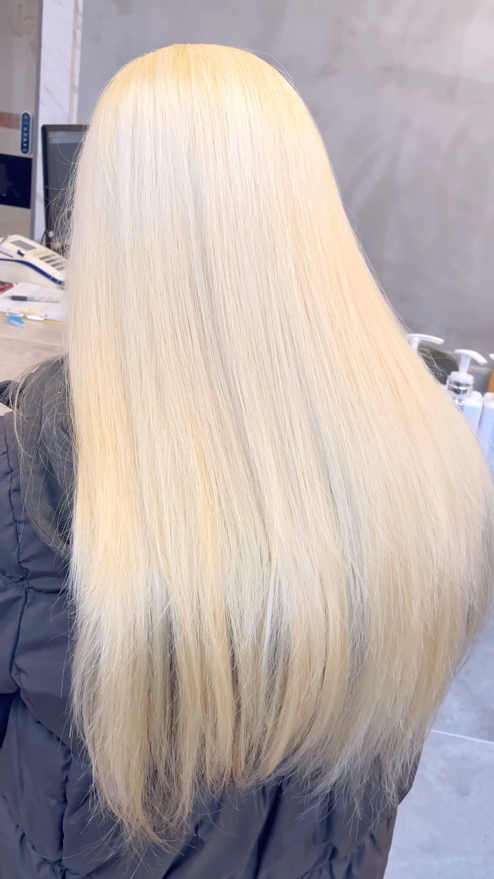 전체탈색도 깔끔하게 ✨

깔끔한 첫 탈색의 베이스로 여러분이 원하는 컬러감을
즐길 수 있도록 해드릴게요😉

다양한 컬러감과 탈색을 즐기고 싶다면
유지쌤을 찾아주세요🙆🏻‍♂️

자세한 상담은 Dm으로 부탁드려요🥰

#백금발 #탈색 #대전탈색 #대전여자머리 #대전레이어드컷 #은행동미용실 #유지쌤 #대전미용실