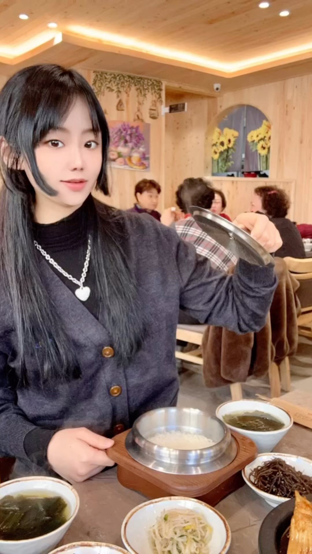 크으..이렇게나 푸짐한데 이 정도 가격 실화라니...?
싶었던 이 곳...공유 안할 수 없음 도저히..까로픽찐맛찝💘
솥밥정식 1.5에 전복이랑 간장게장 양념게장
그리고 각 종 쌈들이랑 가오리조림까지...! 솥밥이라
밥 찰짐은 물론이고, 각종 해산물들의 신선도 느껴지고 간도 딱 적당🩵
먹는 순간에도 단골들의 발걸음이
끊이지 않았음에 절실하게 느낀 까로픽 찐맛찝

📍황금정원 
주소: 부산 기장군 정관읍 방곡5로 22 1층

✔️대표메뉴 : 솥밭정식
-사이드-전복장
간장, 양념게장 가오리조림, 가오리찜 소라숙회,소라무침
-각 종 손님들이 많이 찾는 반찬판매 메뉴는 
강된장,궁채,가오리조림,새우장,전복장,게장 이렇게 인데 가격도 심지어 좋아... 3천냥에서 1만냥 사이임🥳

#기장한정식#정관밥집#정관한정식#기장밥집#기장가족식사#밥스타그램#집밥같은식당#까로픽