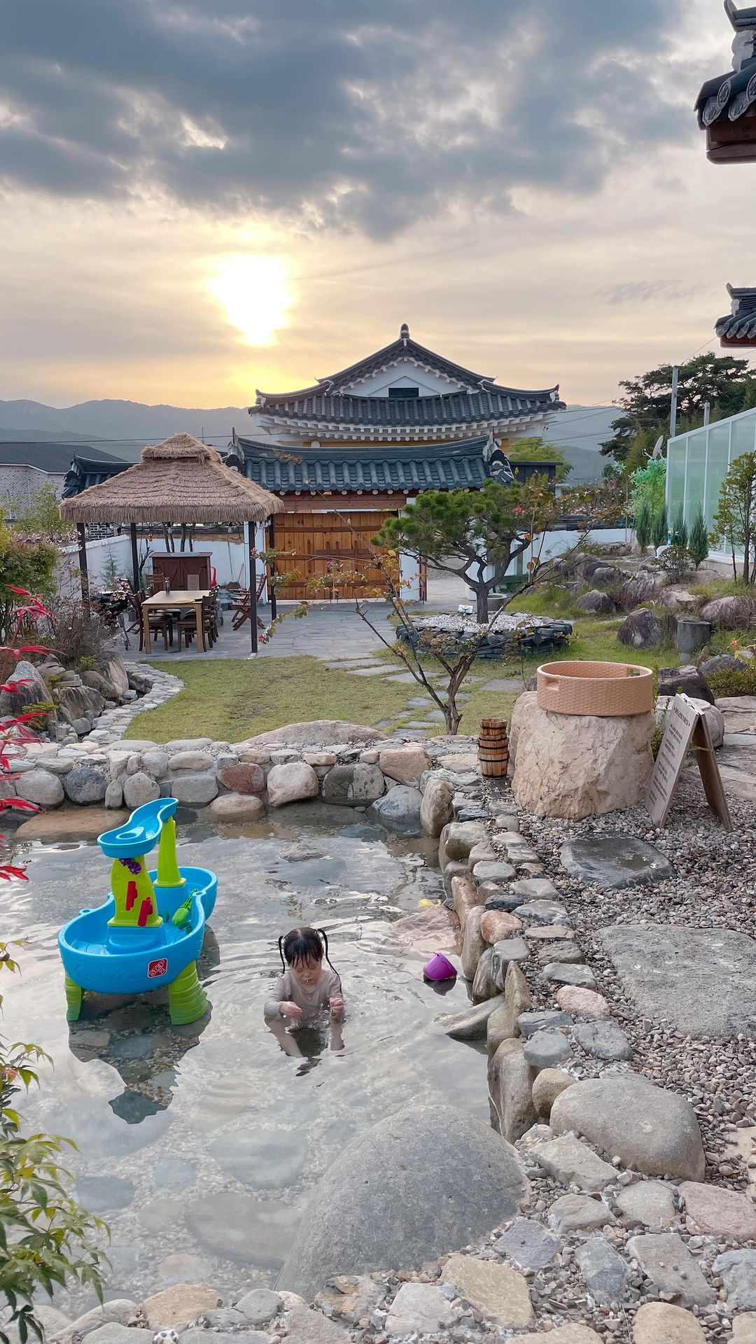 ᰔ #협찬 #숙소제공

뭐 하나 안이쁜 곳, 안이쁜게 없는 조양가옥— 🏡
소이 하늘이의 잊지 못할 첫 여행 ! 
또 가고싶단 말이지 ?
근데! 꼬옥 두가족 이상 가세요
너무 알차서 한가족이 가기엔 너무 아!까!워!!!!

여행마렵ㄷr……..______ ꩓

🏷️ 조양가옥 @joyang_kids  @joyang_gaok 
경북 경주시 조양복제길 35-18
입실 오후 3시 - 퇴실 오전 11시
기준 4인 최대 12인 (1인 추가시 30,000원)
패밀리침대방2 / 화장실3 / 키즈룸1
24시간 미온수야외수영장 무료 / 야외노천탕 미온수 30,000원
전기그릴사용 30,000원
주차장 넓음

τнänκ чöü♥ : @boram_4823 (비글리맘) 
@joyang_gaok @joyang_kids (조양가옥)