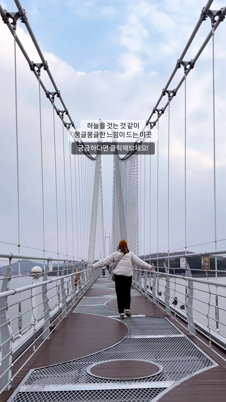 #협찬 #제작지원

논산 어디까지 가봤니?

충남 논산에서 만난 논산탑정호출렁다리!
논산 제2경으로 손꼽히는 탑정호와 출렁다리입니다.

2020년 10월 15일 준공된 다리로,
가야곡면에서 부적면에 걸쳐 있으며 길이는 600m입니다.

탑정호 위에 있는 이 출렁다리 위를 걸으니,
마치 하늘을 걷는 듯한 느낌을 주더라고요.
밤에는 더 예쁘다고 하니 하절기에 다시 와봐야겠어요!

탑정호 출렁다리는 호수 위에 설치된 가장 긴 출렁다리로,
KRI 한국기록원 인정을 받았다고 합니다.

✔️충남 논산시 부적면 신풍리 769
✔️동절기(11~2월) 09:00~17:00, 입장마감 16:30
✔️음악분수 동절기 운영중단(2024년 3월까지)

#논산탑정호출렁다리 #논산여행 #논산광광지 #논산시 #논산가볼만한곳 #논산여행지추천 #논산경치여행 #논산체험여행 #충청남도 #충남관광협회 #논산볼거리 #논산놀거리 #논산포토스팟 #여행 #국내여행 #여행스타그램 #여행좋아 #일상 #일상소통