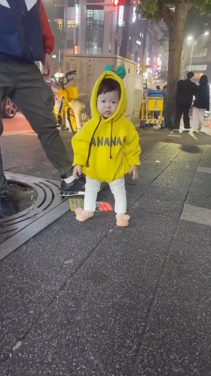 길가다 리트리버를 본 아기💛
자기보다 큰 멈머 만난 아기 👀👀👀띠용 
넌 뉴구니???ㅋㅋㅋ 사자????? 
#리트리버 #리트리버와아기 #리트리버그램 #대형견