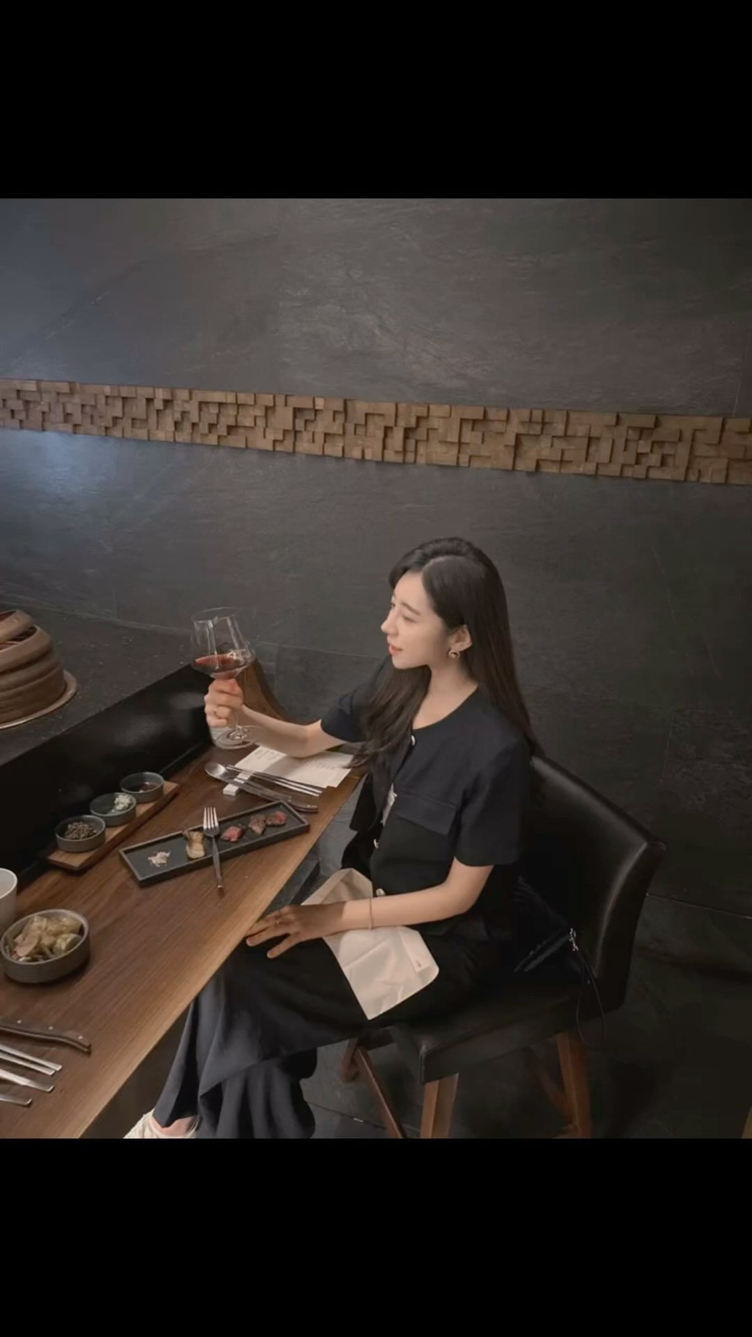#휴135 

#한우오마카세 를 가고 싶어서 가게된 곳. 
스페셜 코스 메뉴를 시켰는데 
드라이에이징 스테이크를 하는 곳이라 좀 더 특별한 느낌 🤭
콜키지 1병 무료니 와인을 곁들이는거 추천🧡

평일 이른 시간에 사람이 없어 VIP대접받는거 같아 기분 up 
하나하나 설명을 자세히 해주고 질문에 답변을 성실히 해주셔서 up
한우 먹다 질릴까바 다른 코스들은 해산물로 되어있어서
해산물 요리와 고기를 함께 먹을 수 있어  up
스테이크 타르타르. 참다랑어 타르타르 완전 내스타일 🥳
스테이크는 치즈향을 싫어하는 사람들에게는 호불호가 갈릴수 있고 
드라이에이징이라 가격대가 있지만 
그 풍미가 대단하기 때문에 고기에 진심인 사람들에게 추천 !👍

#한남동오마카세 #한남동맛집