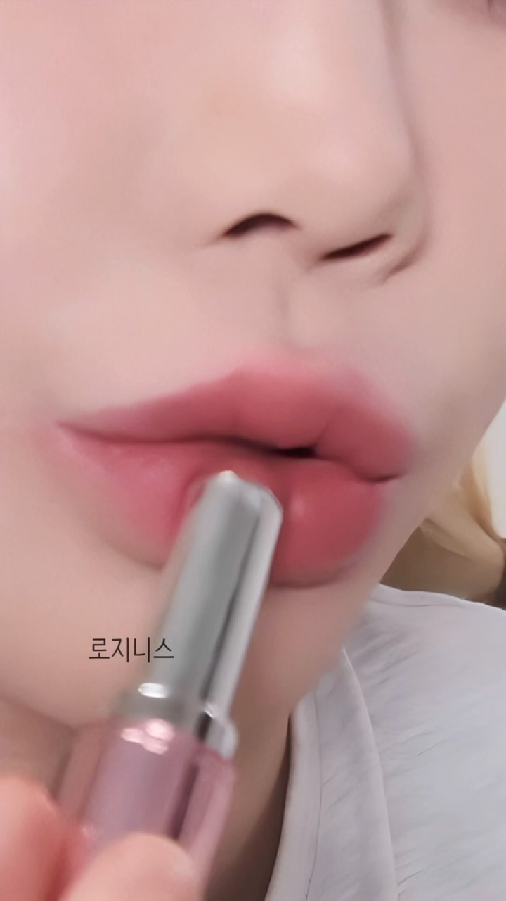 #협찬 #3CE 블러매트립스틱!!!

입술이 다 터버려서 좋은컨디션으로 촬영하고팠는데
그러지못한게 너무아쉽네요 ㅠㅠㅠㅠ
그래도 역시 색감이랑 3ce만의 블러필터느킴은 ...★♥

*애프리콧필터 / 웜톤 Best 
*인더포그 / 쿨톤 베이스립 추천 
*로지니스 /12월 올영어워즈 MD‘s PICK★
3컬러로 영상준비햐보았더염!!!

#3ce스타일난다 #블러매트립스틱
#올영어워즈 #2023올리브영어워즈